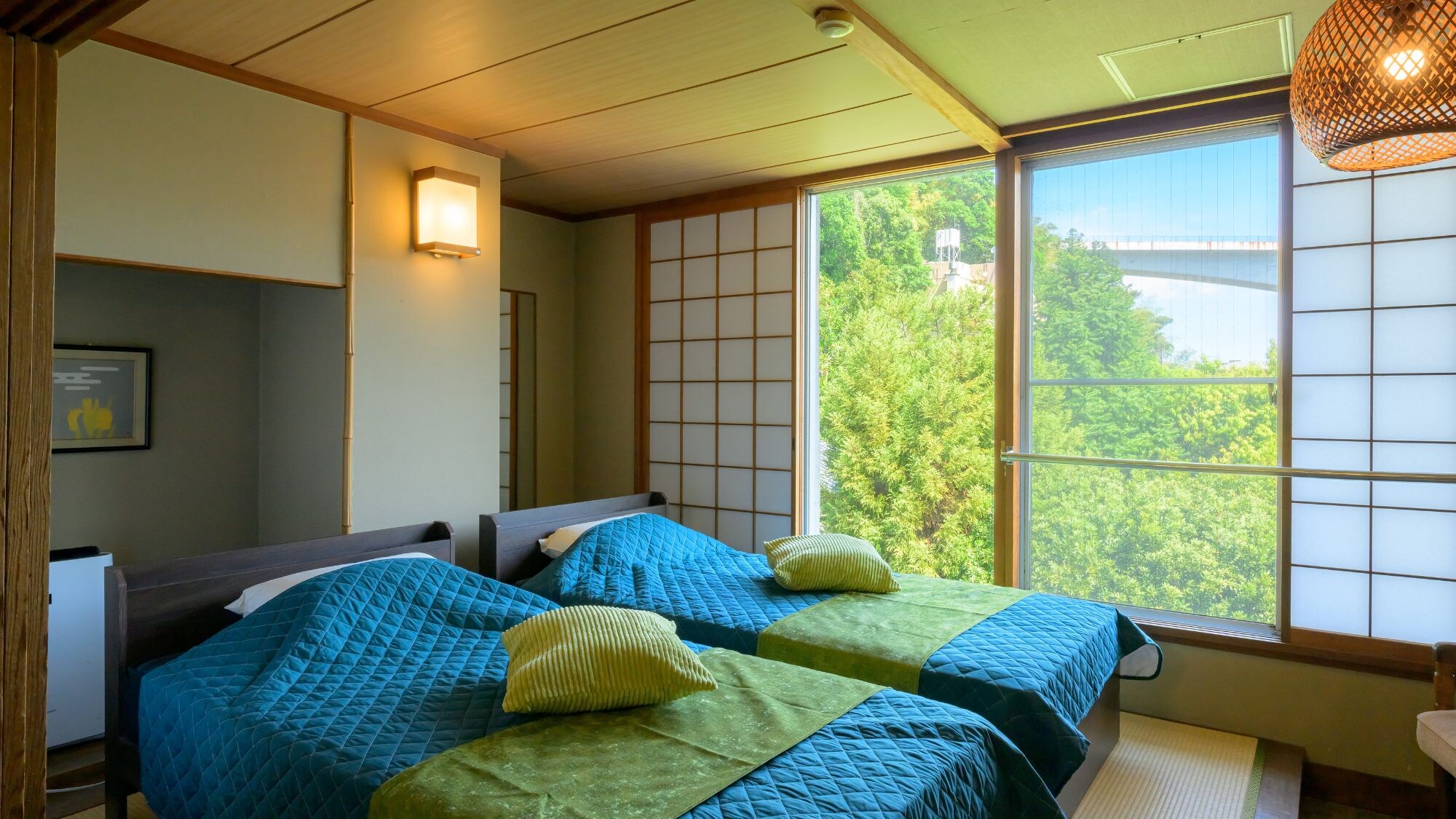 [Kamar Bergaya Jepang Modern Perpaduan Jepang dan Barat ○ Dua Tempat Tidur] Kamar ini memiliki ruang tatami yang menenangkan dan dua tempat tidur.