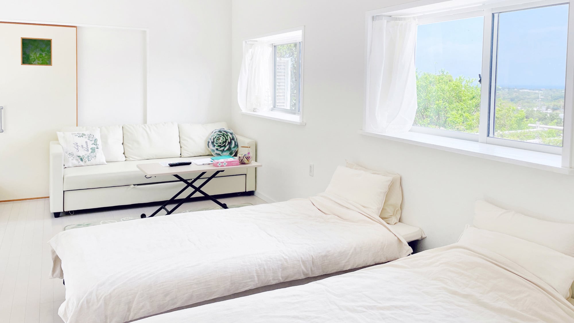 ・[Bedroom] Overlooking the village and the sea in the distance. Wake up to the chirping of wild birds in the morning.