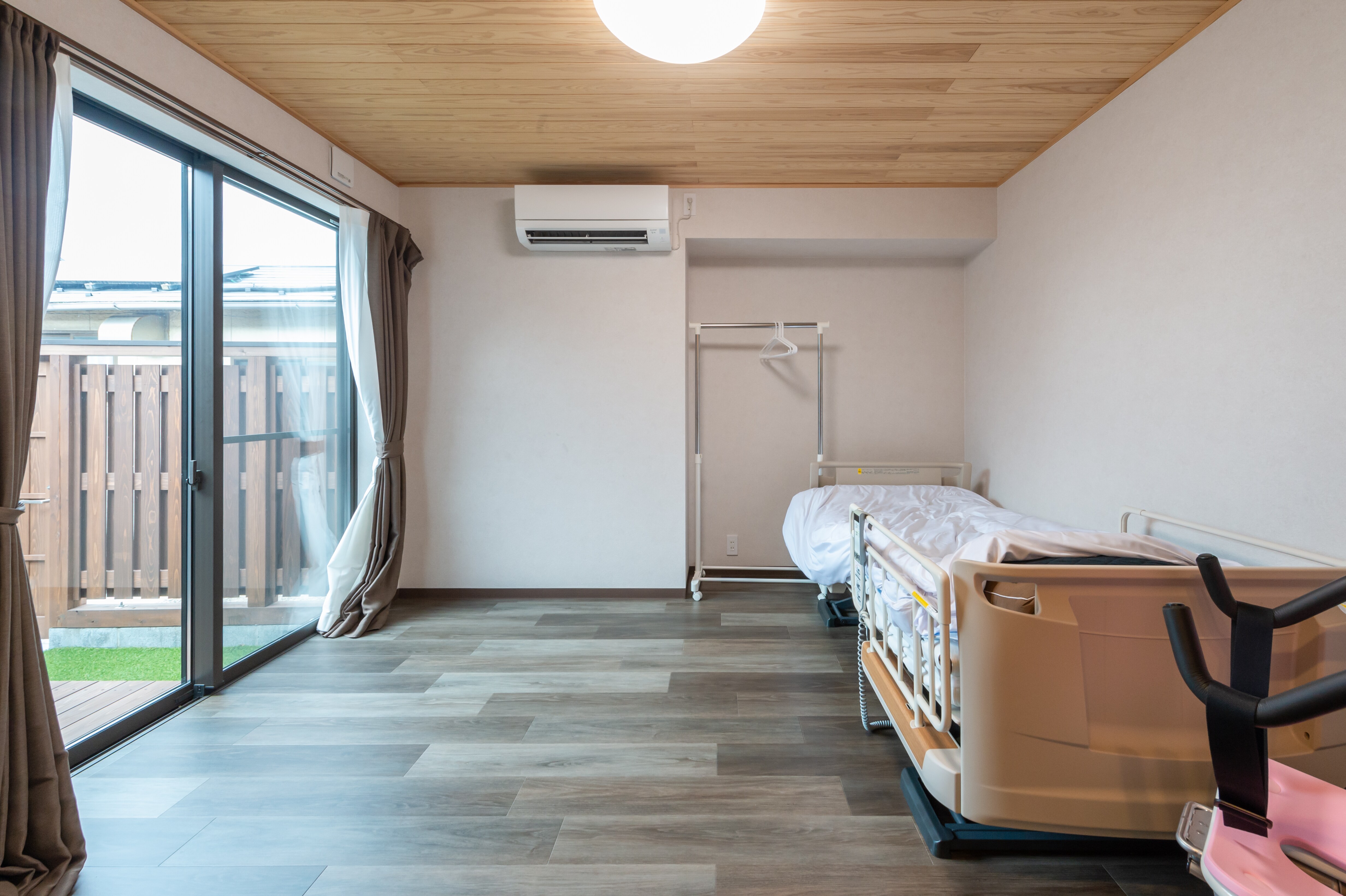 Spacious, barrier-free Western-style room