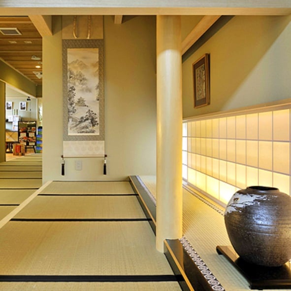 ...sảnh chờ trải chiếu Tatami...