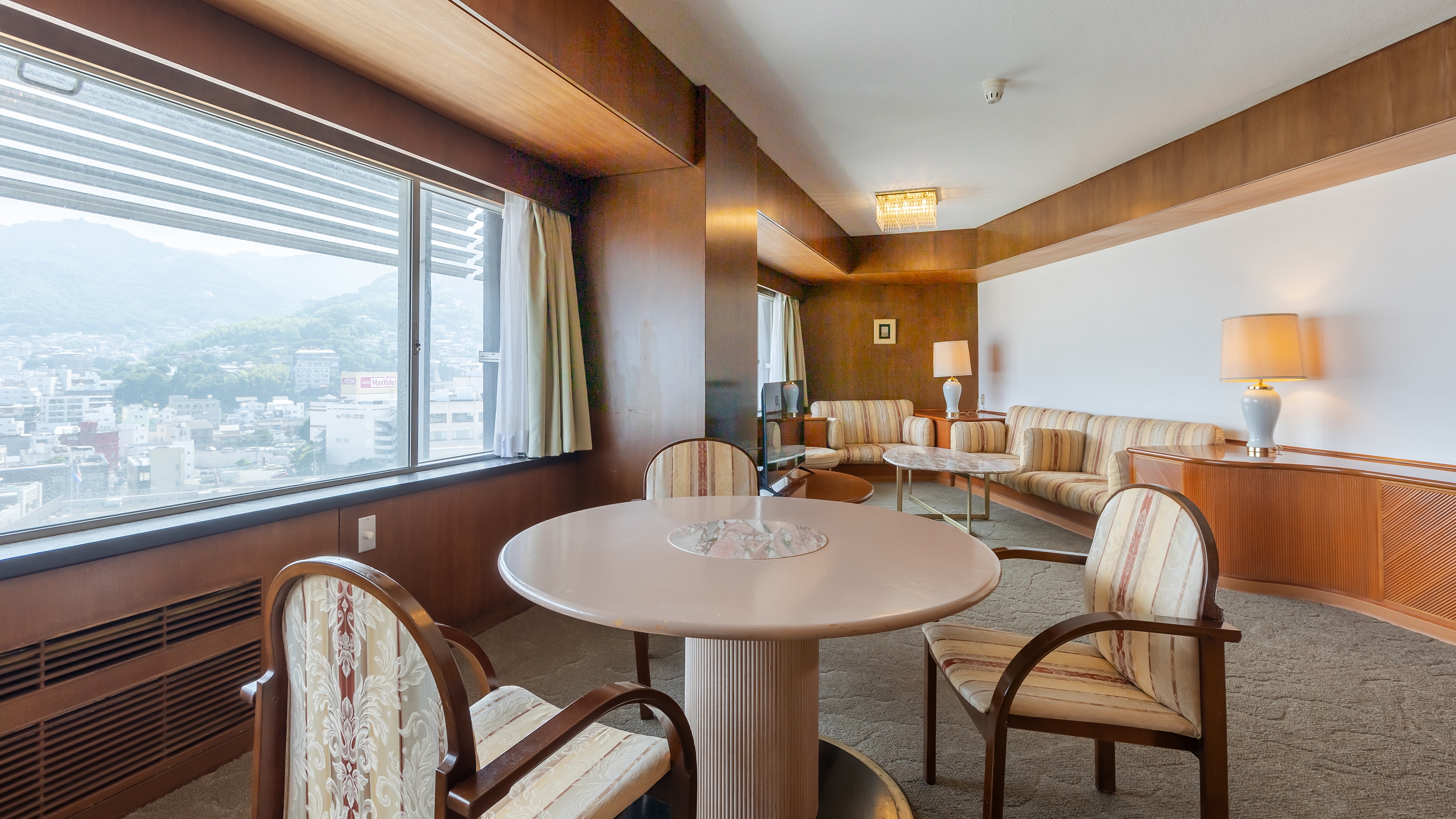 Corner room, high floor twin room + living room example