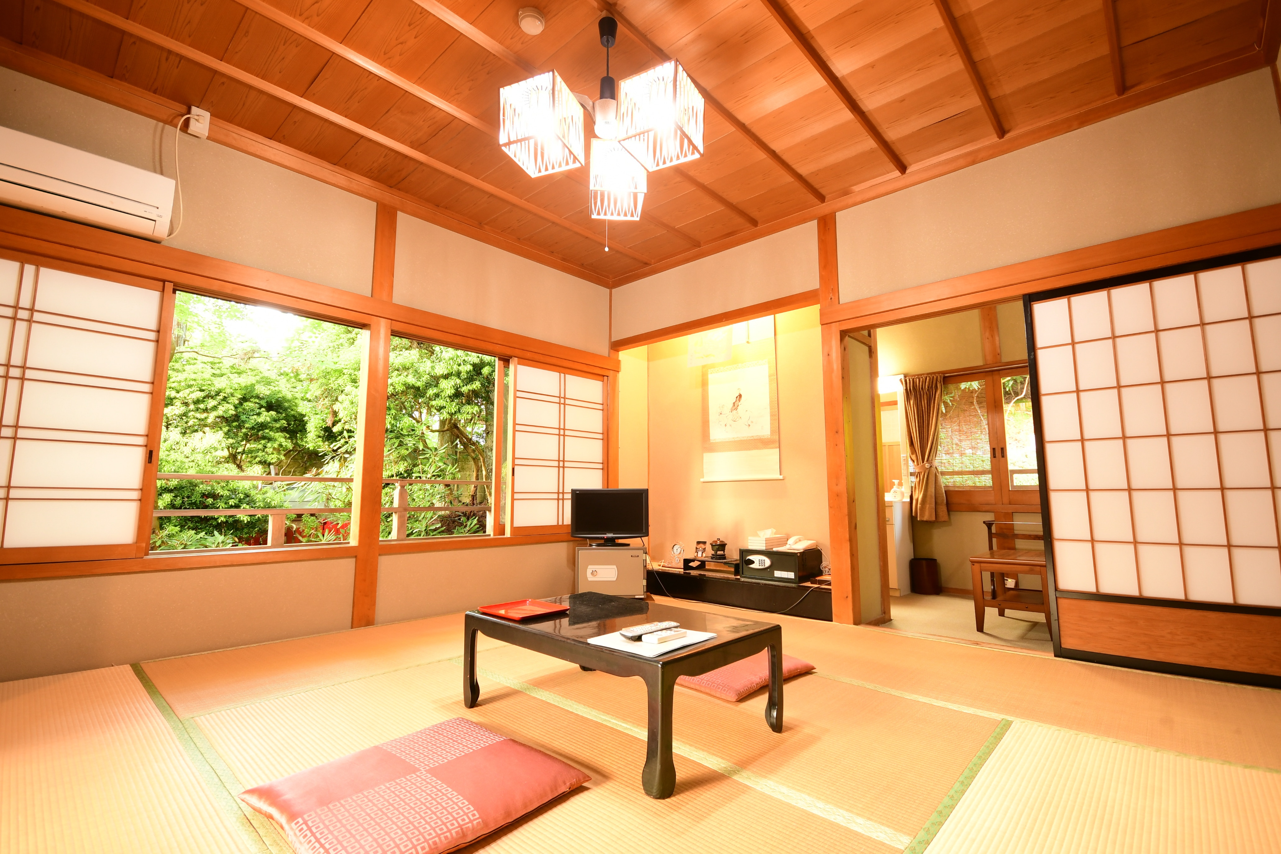 An example of a Japanese-style room of 12 to 16 tatami mats (with toilet, air conditioner, and Wi-Fi)