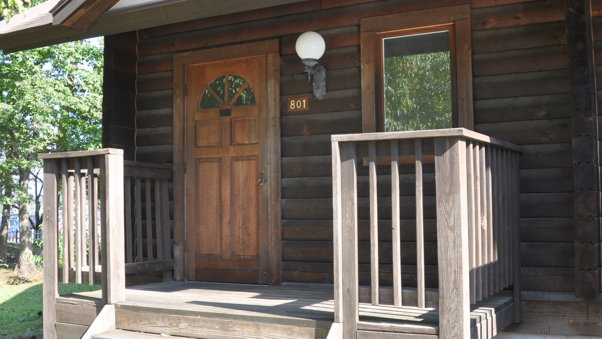 *[Log Building] Example of a guest room/Open the heavy wooden door and relax, feeling like you've traveled to the forest.