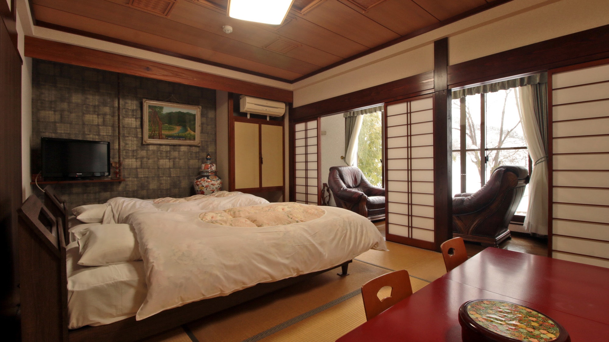 [Sakura Room] A spacious room ideal for groups or families.