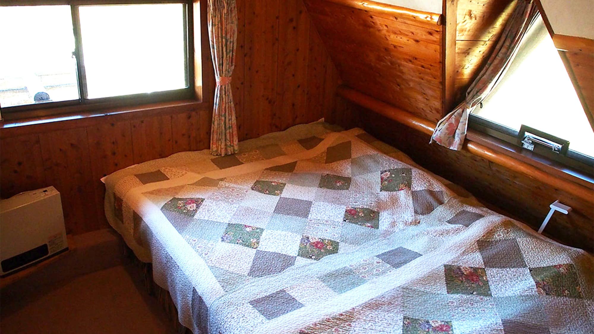 ・[Green Field] A large bed, recommended for families with children. A room with a large, open window.