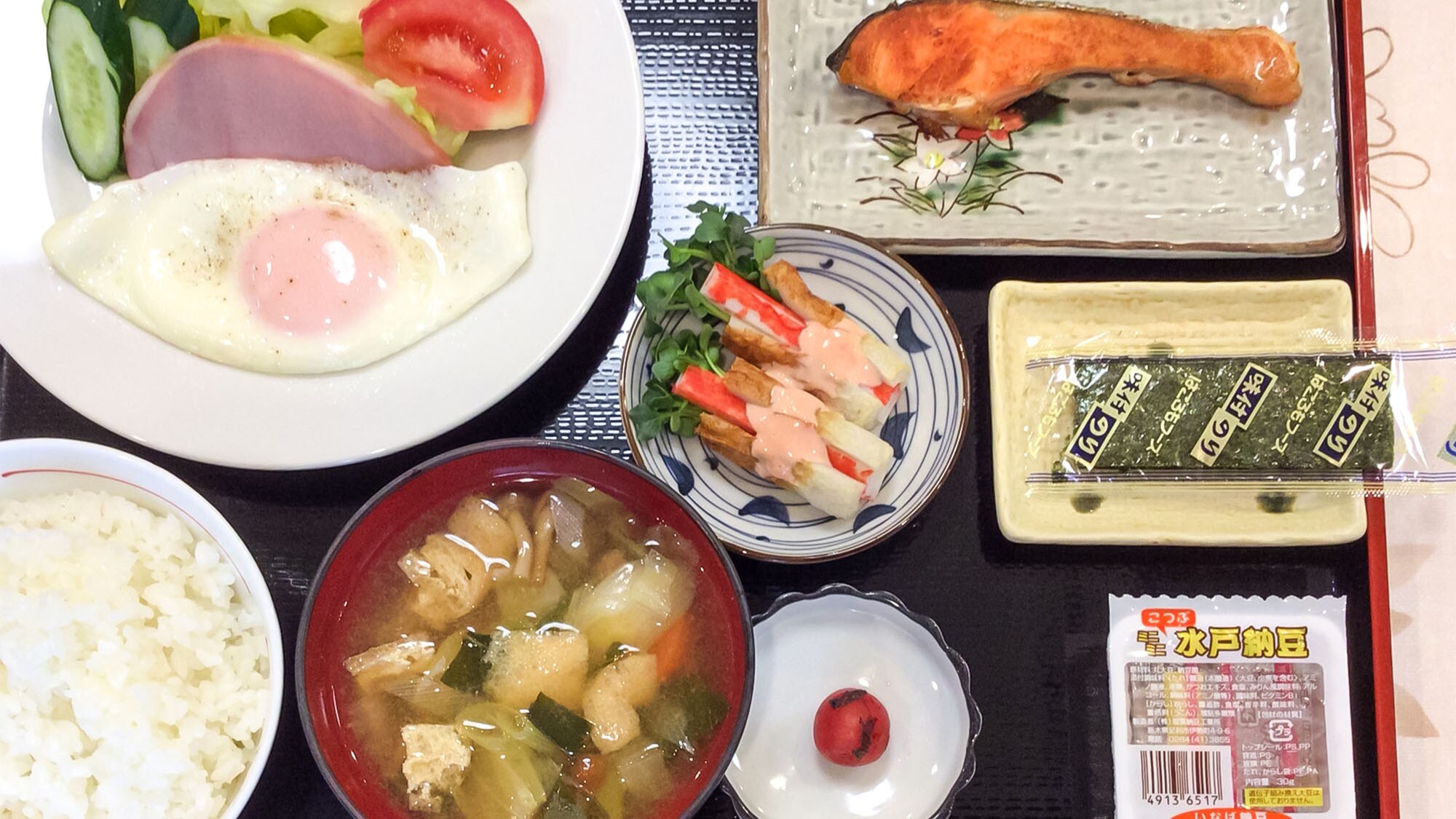 ・早餐範例：雞蛋料理、烤魚等豐盛的餐點