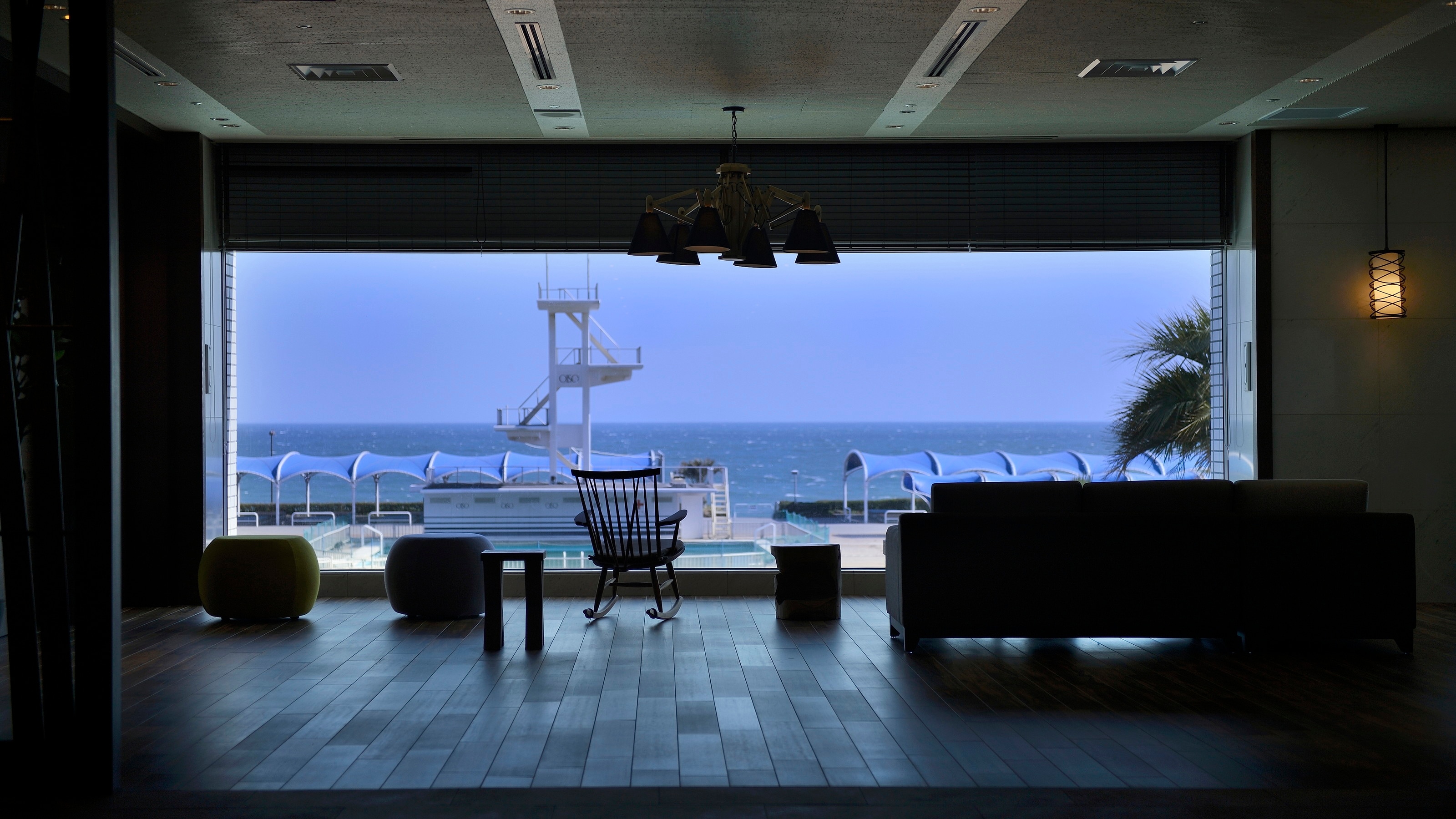 Di depan aula lift di gedung kamar tamu