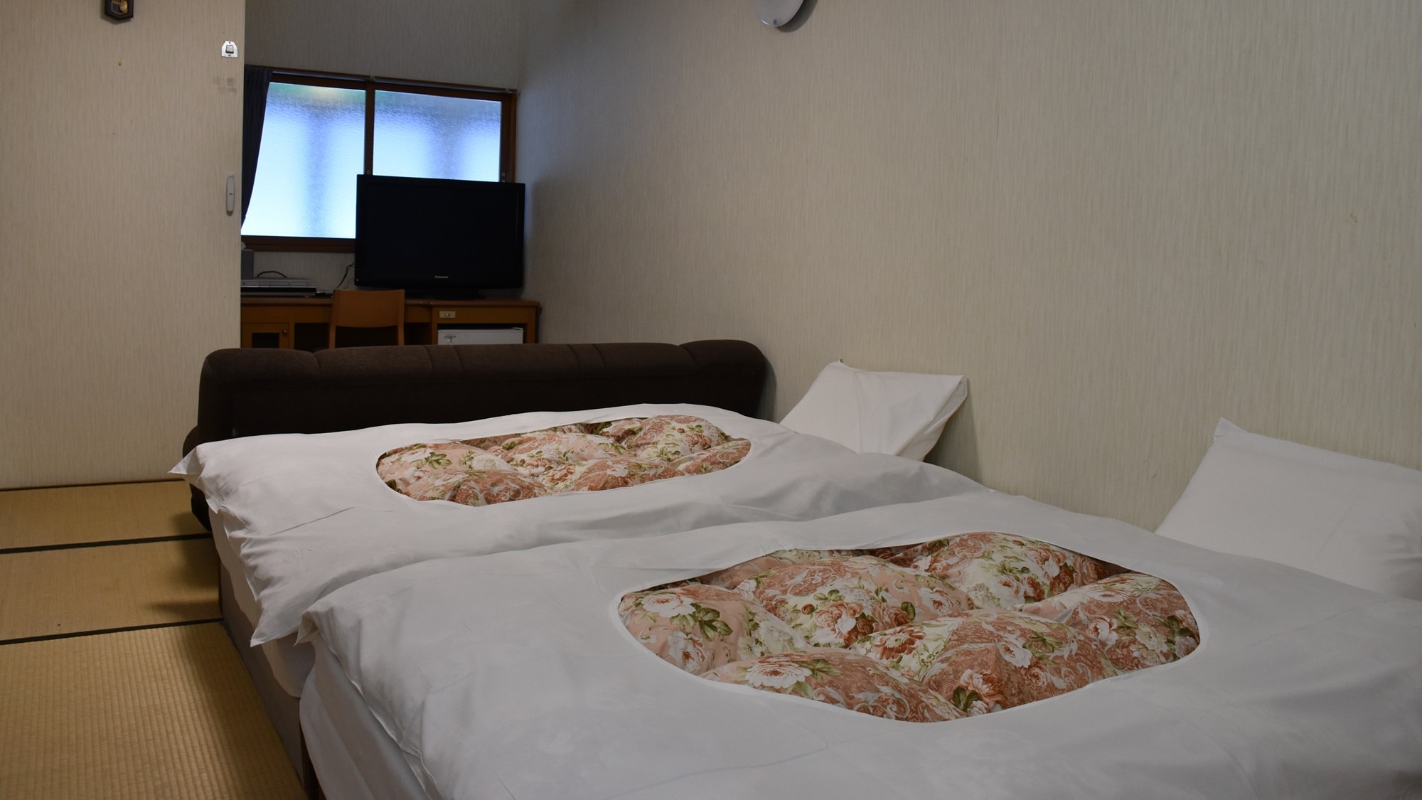 *Kamar tamu standar/kamar dengan dua tempat tidur semi-double Simmons.