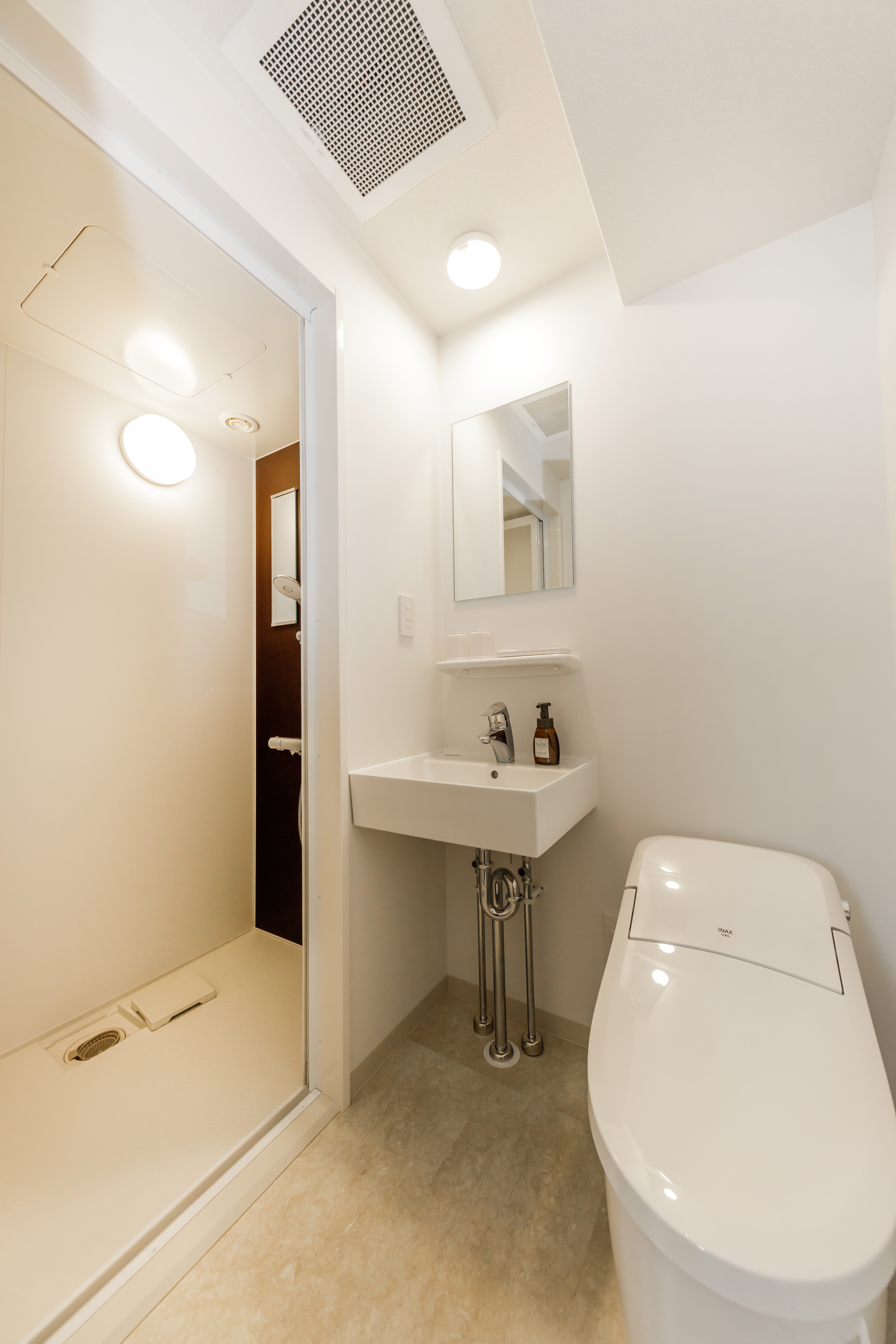 Single (semi-double) room: Toilet
