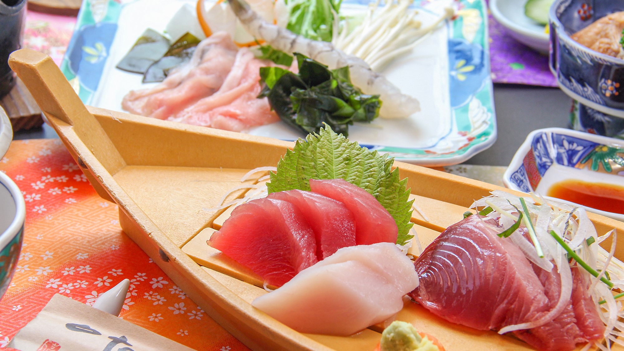 #Dinner_Kesennuma đã lộ diện bản chất thật sự của nó! Đây là bữa ăn mà bạn có thể thưởng thức nhiều loại hải sản tươi sống.