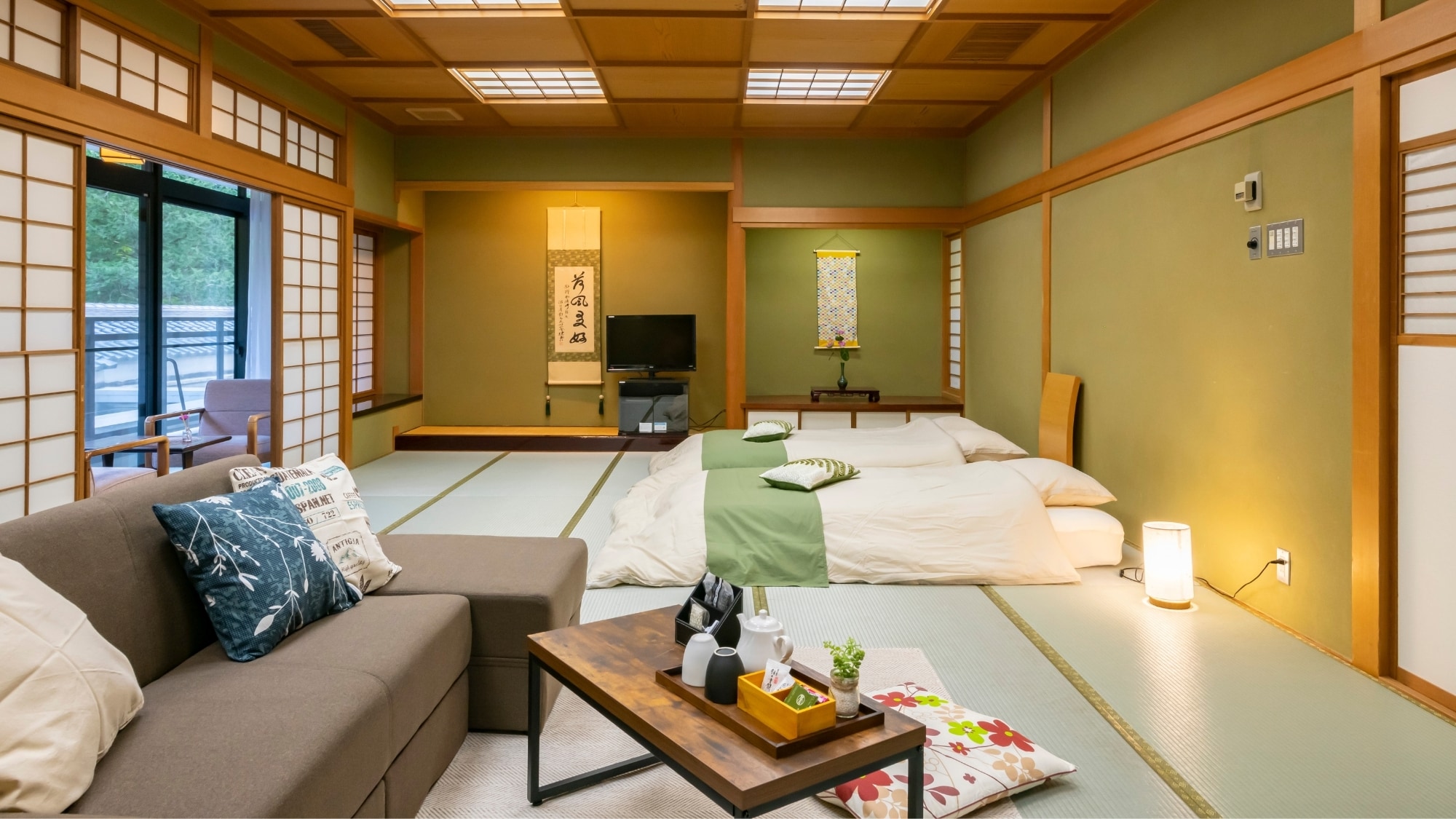 A Japanese-Western style room where you can relax on the sofa, stretch your legs on the tatami mats, and relax freely.