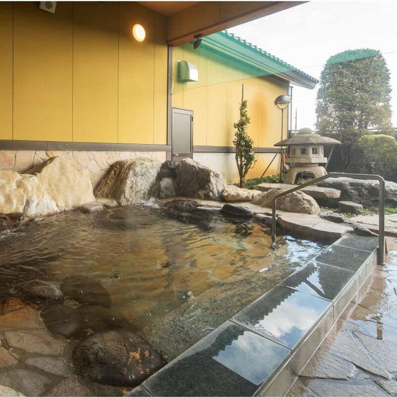 The open-air bath has a chloride spring.