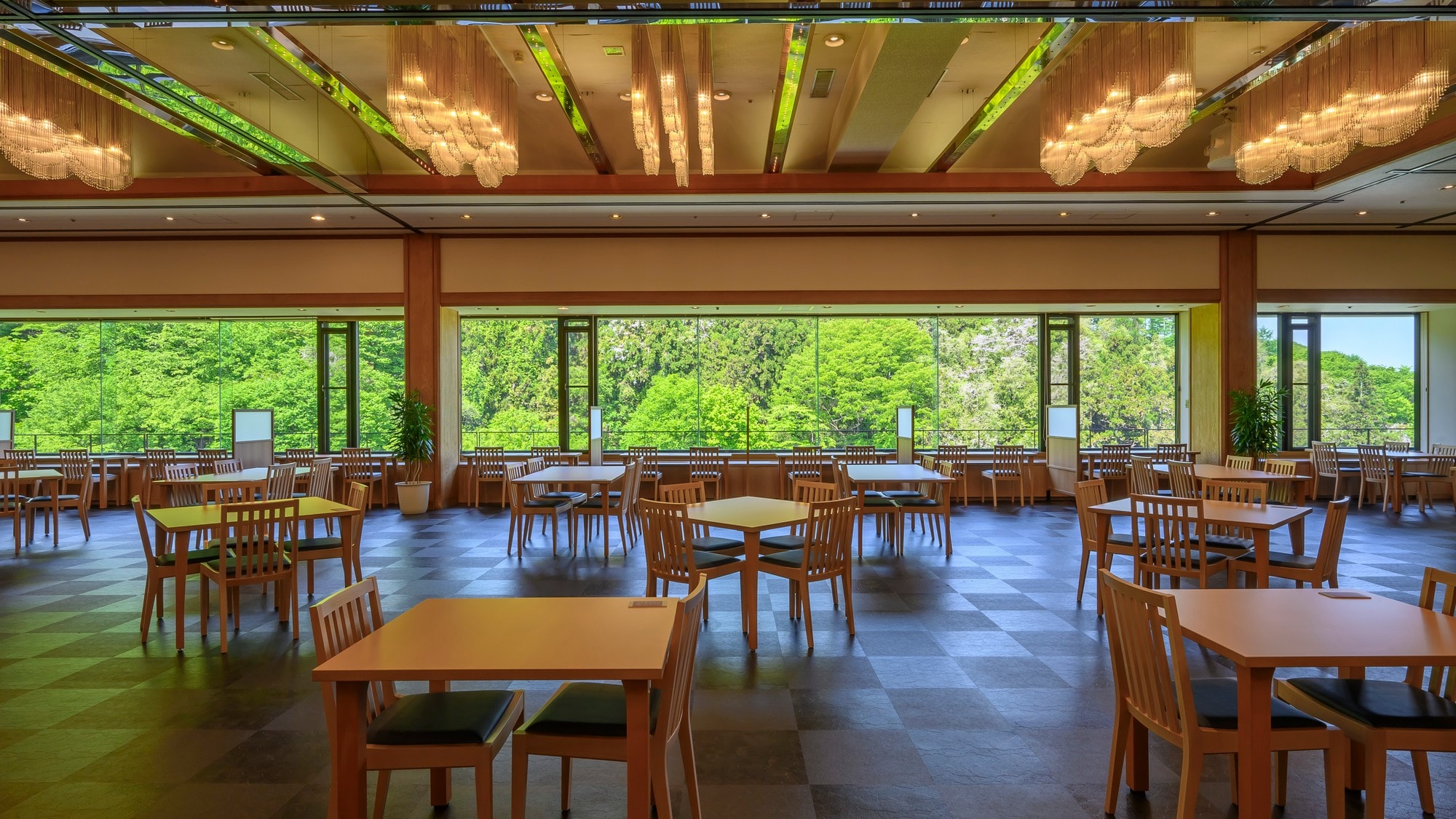 Tempat makan dengan pemandangan terbaik. Di musim panas, pegunungan hijau yang menyegarkan mempesona.