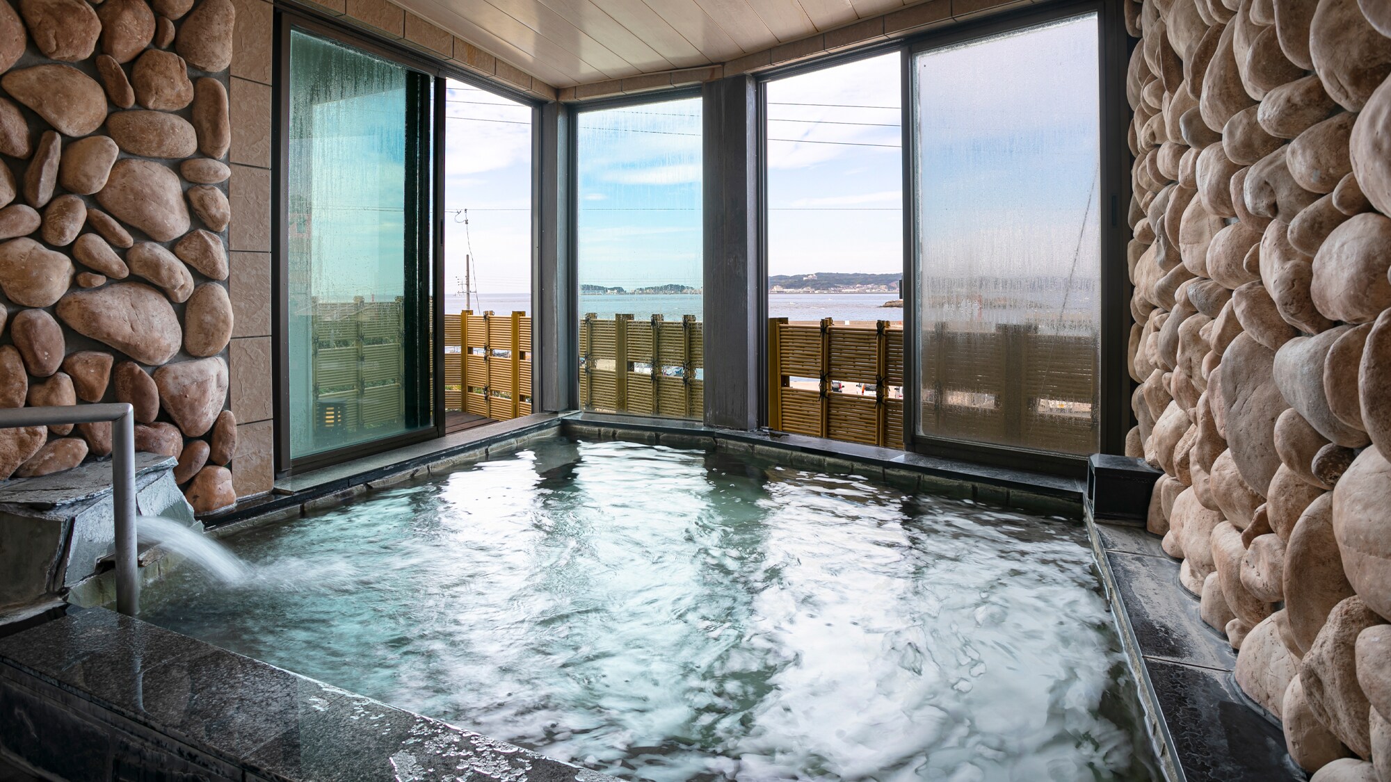 使用二又溫泉原石的人工溫泉，24小時開放