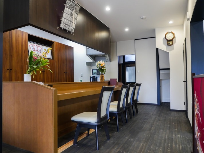 Counter seating for 5 people