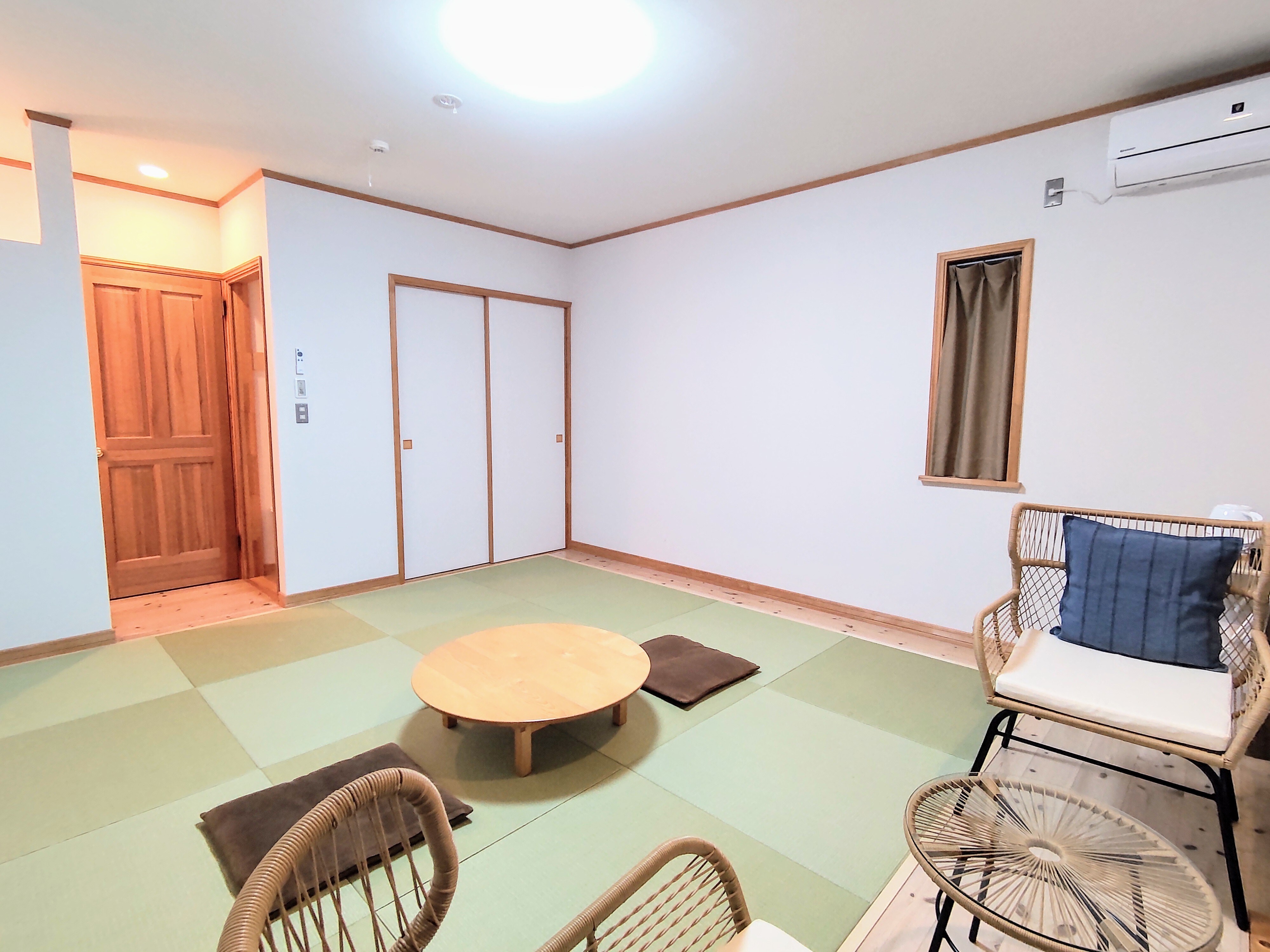 The spacious Japanese-style rooms feature Ryukyu tatami mats. All rooms are on the first floor. A vast garden and a starry sky can be seen right in front of you.