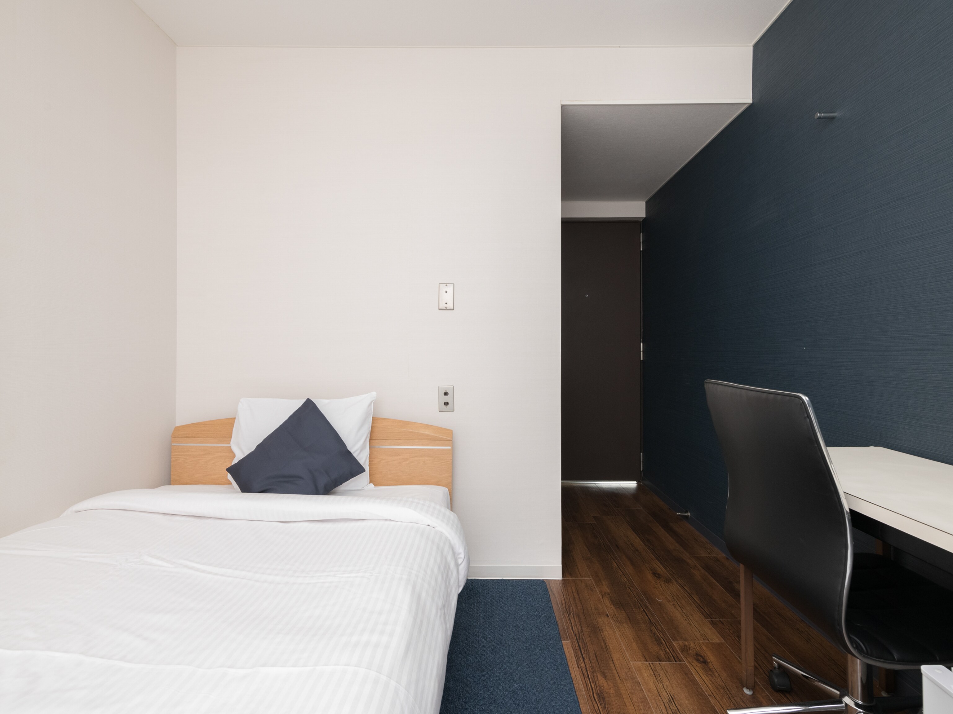 [Non-smoking] Semi-double room