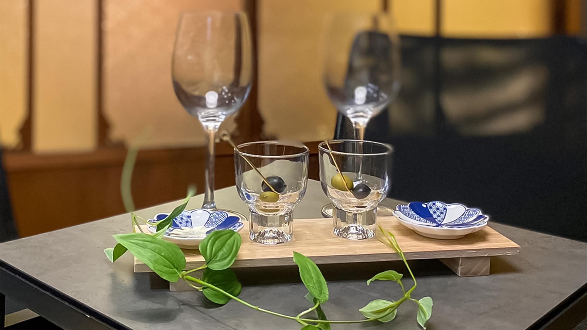 ・<1F Dining Kitchen> Enjoy a relaxing adult moment with a drink