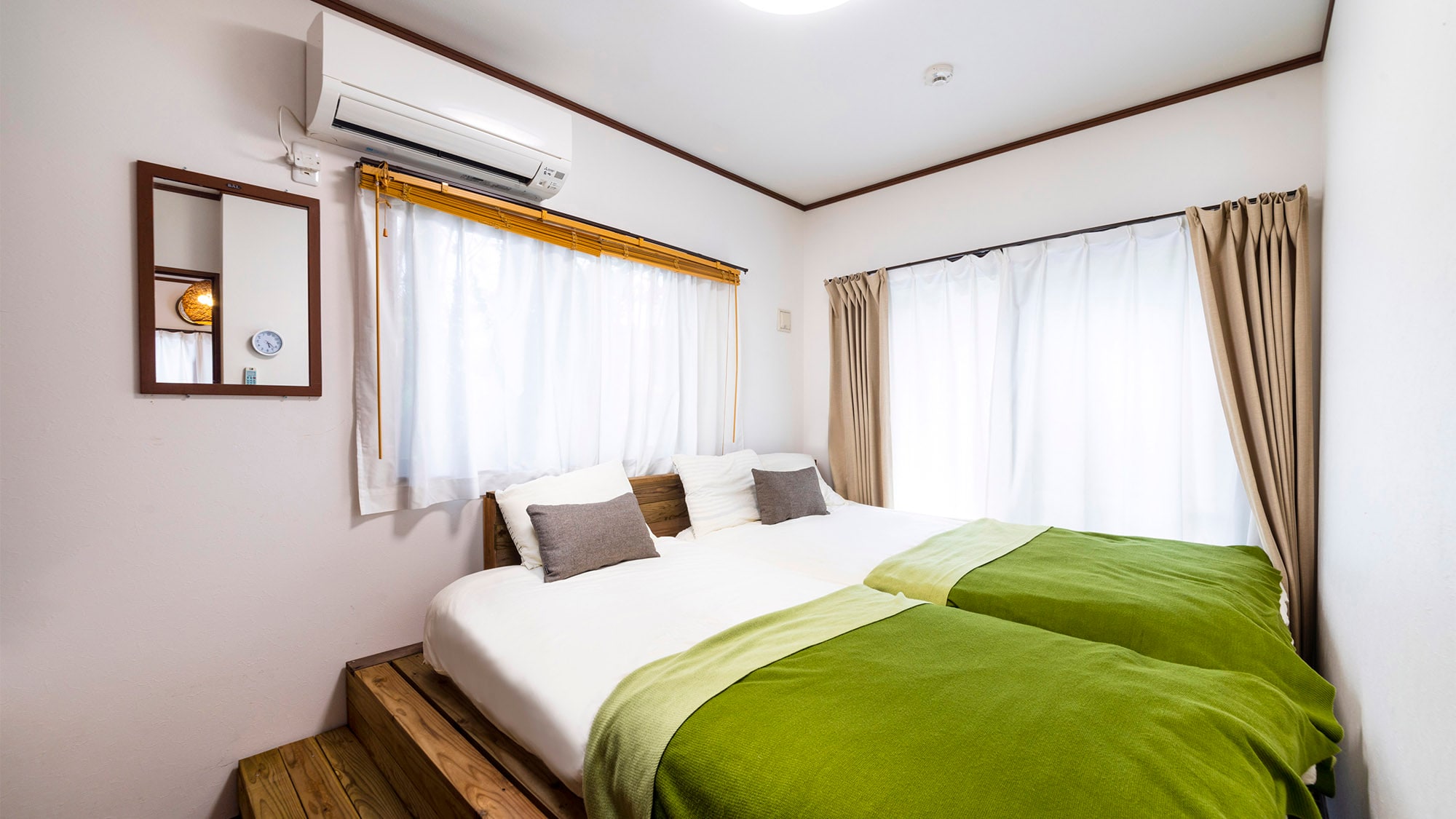 ・[Bedroom] A bed mattress is installed on the large raised bed. You can relax in a spacious space.