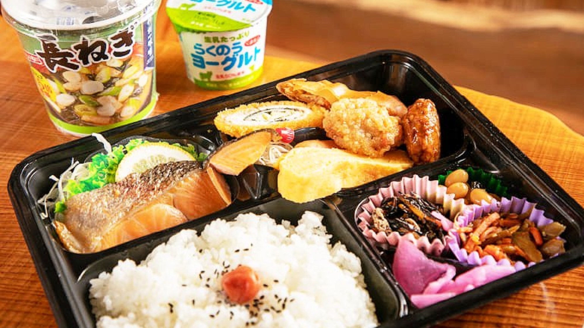 ・Breakfast: A well-balanced lunch box made with local ingredients and made with care. Delivered to your room at 8am.