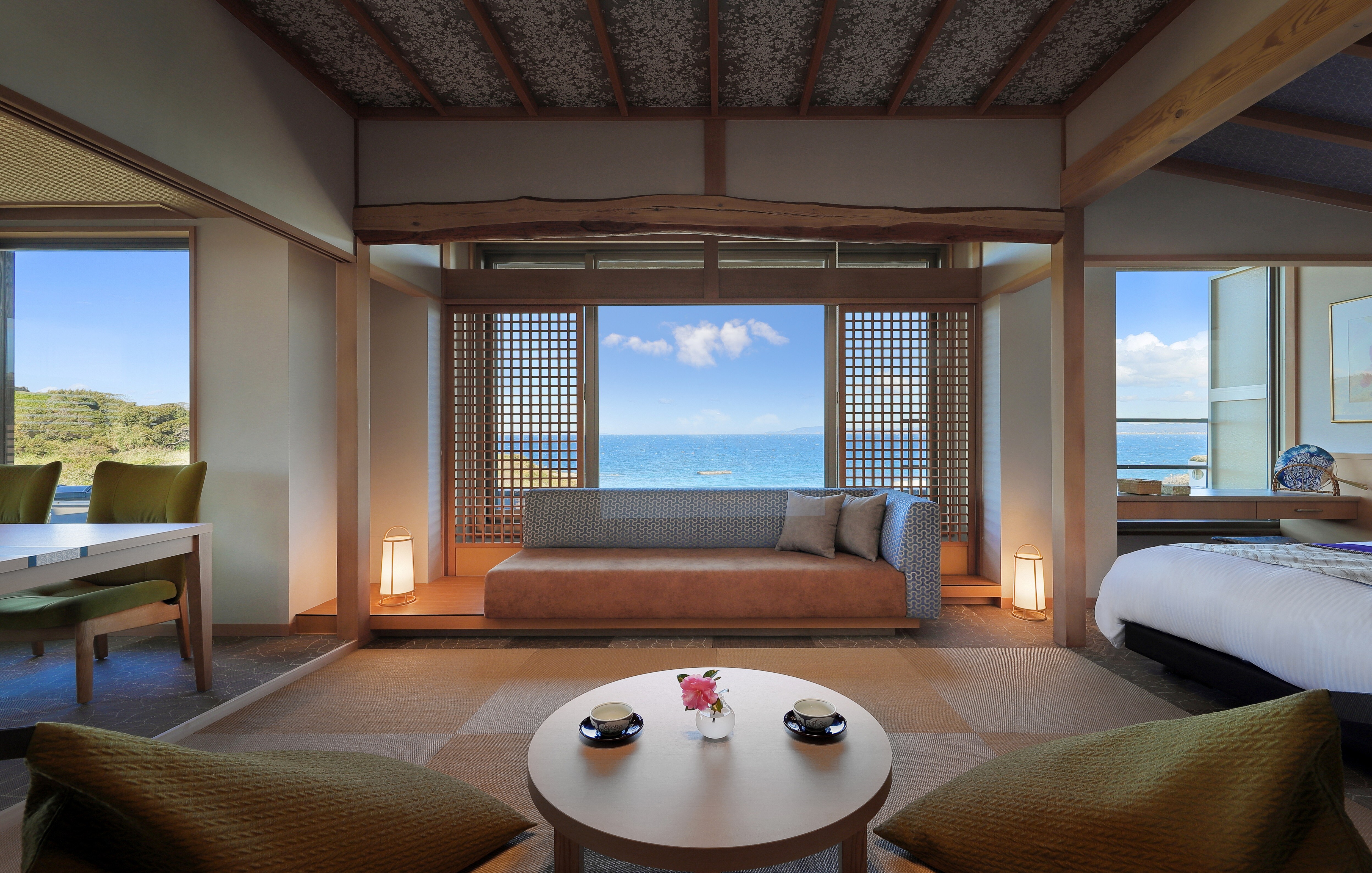4F Japanese-Western room with panoramic bath (sea side 8 tatami mats + 20 m2)