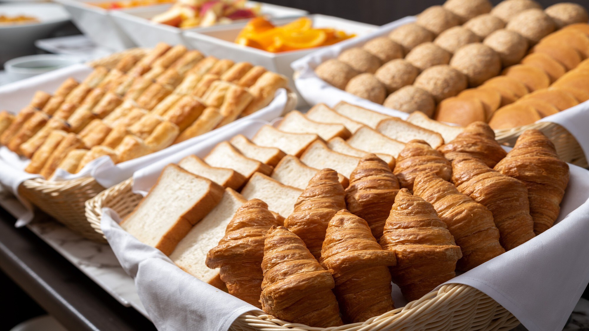 [Breakfast buffet] Various types of bread are available.