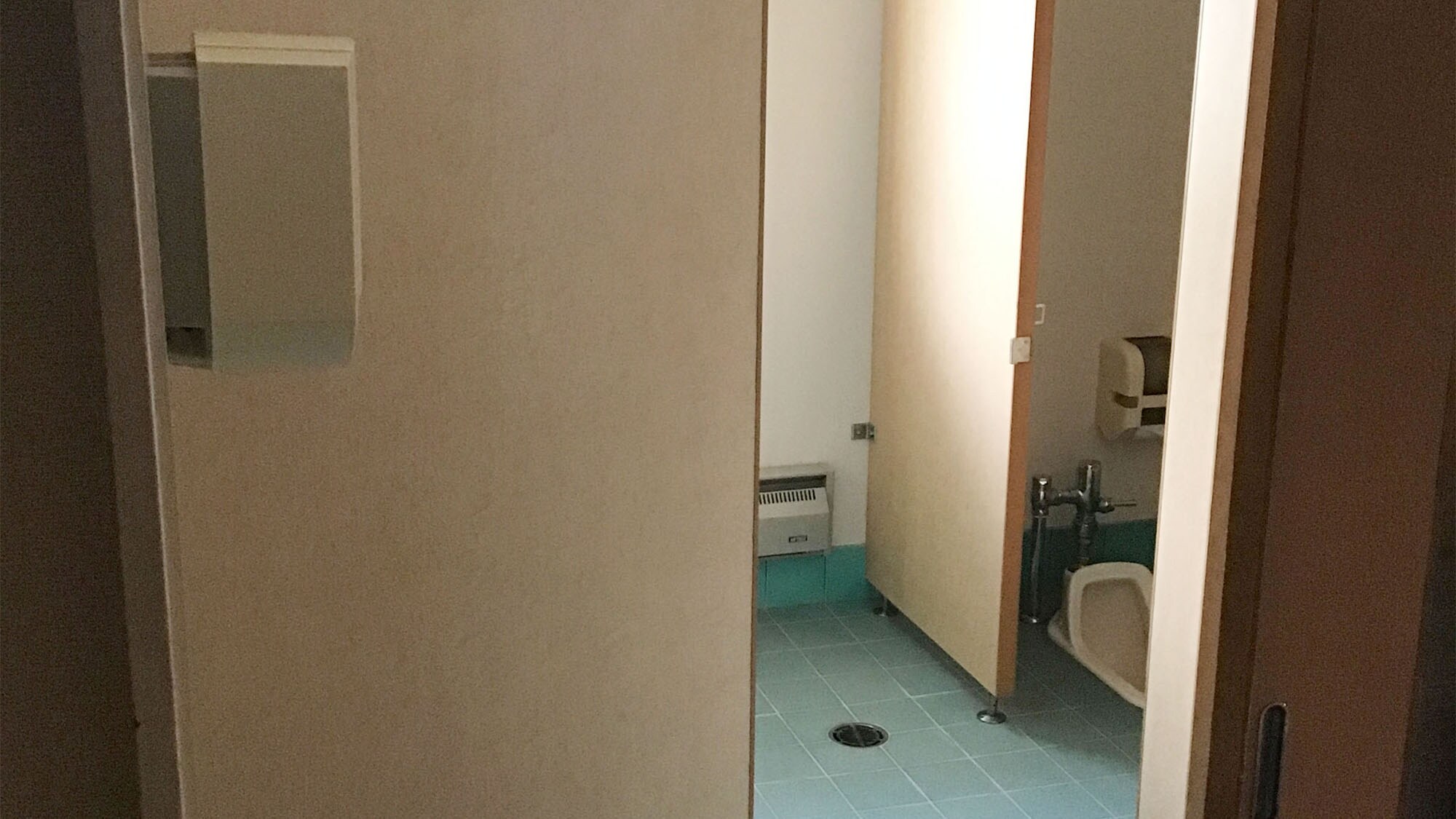 Toilet di kamar bergaya Jepang digunakan bersama.