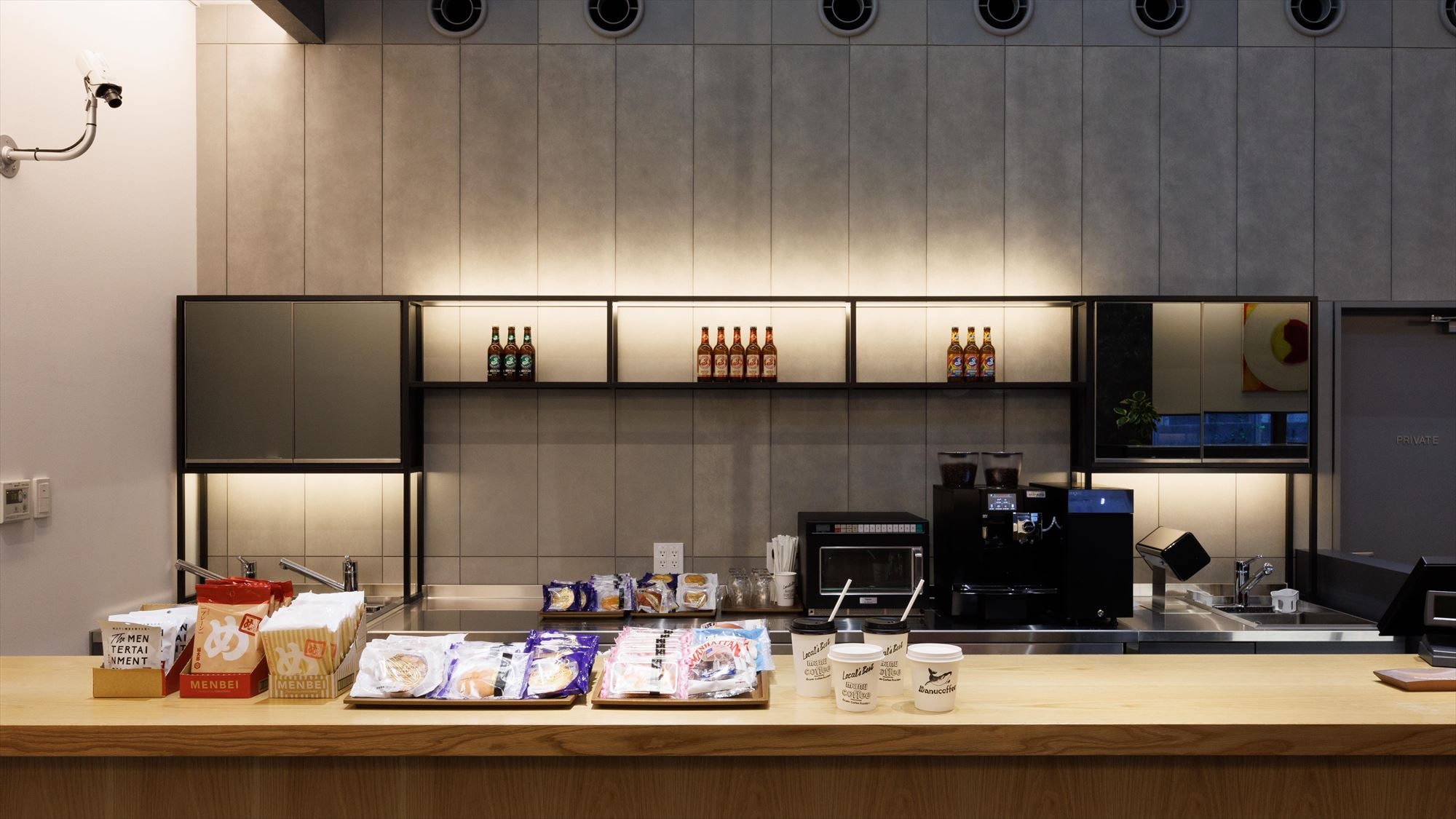 [Cafe & Bar] Snacks and drinks are sold at the cafe & bar next to the reception.