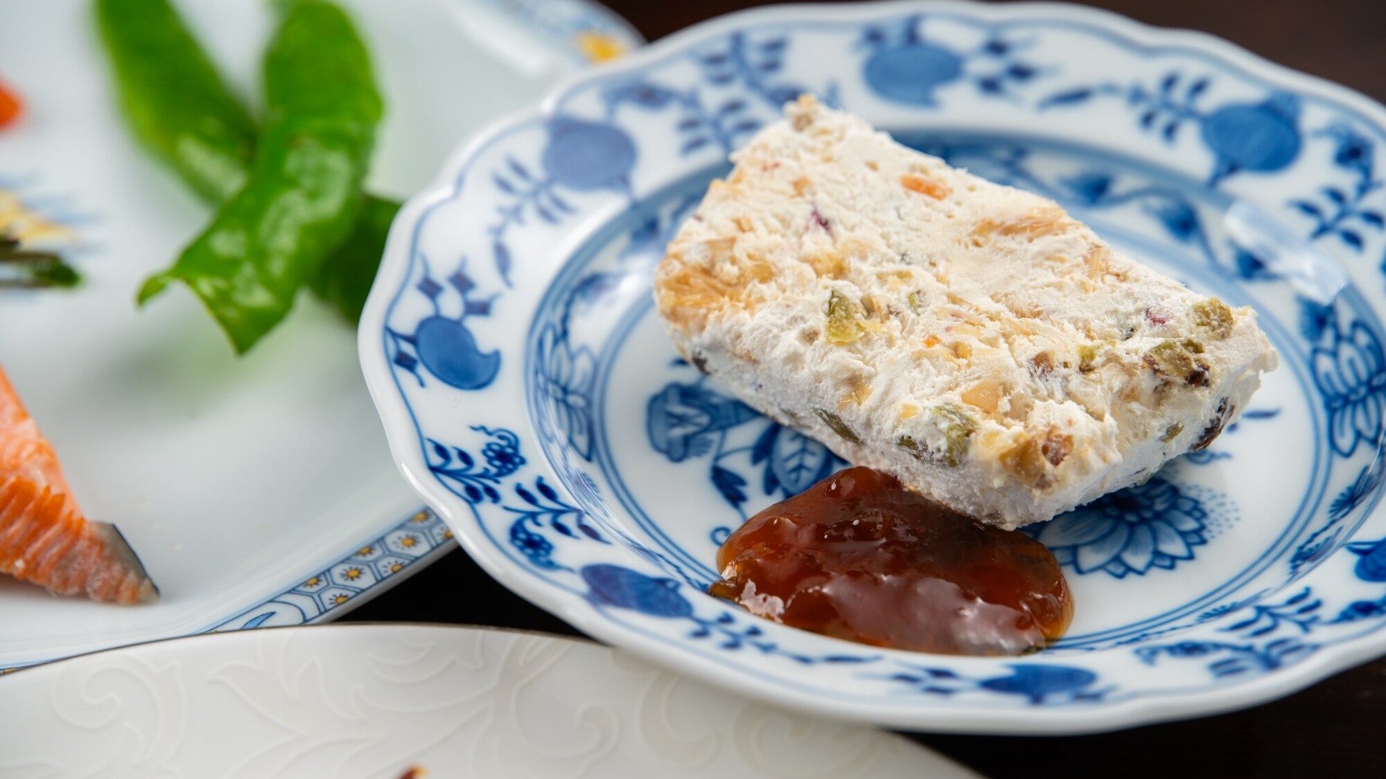 A feast of nuts and dried fruits, meringues and cheeses, the sweet tunes of France