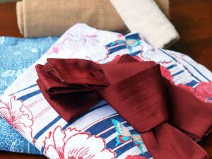 [Yukata] There are large and small colored yukatas. Please use it for traveling around the road ♪