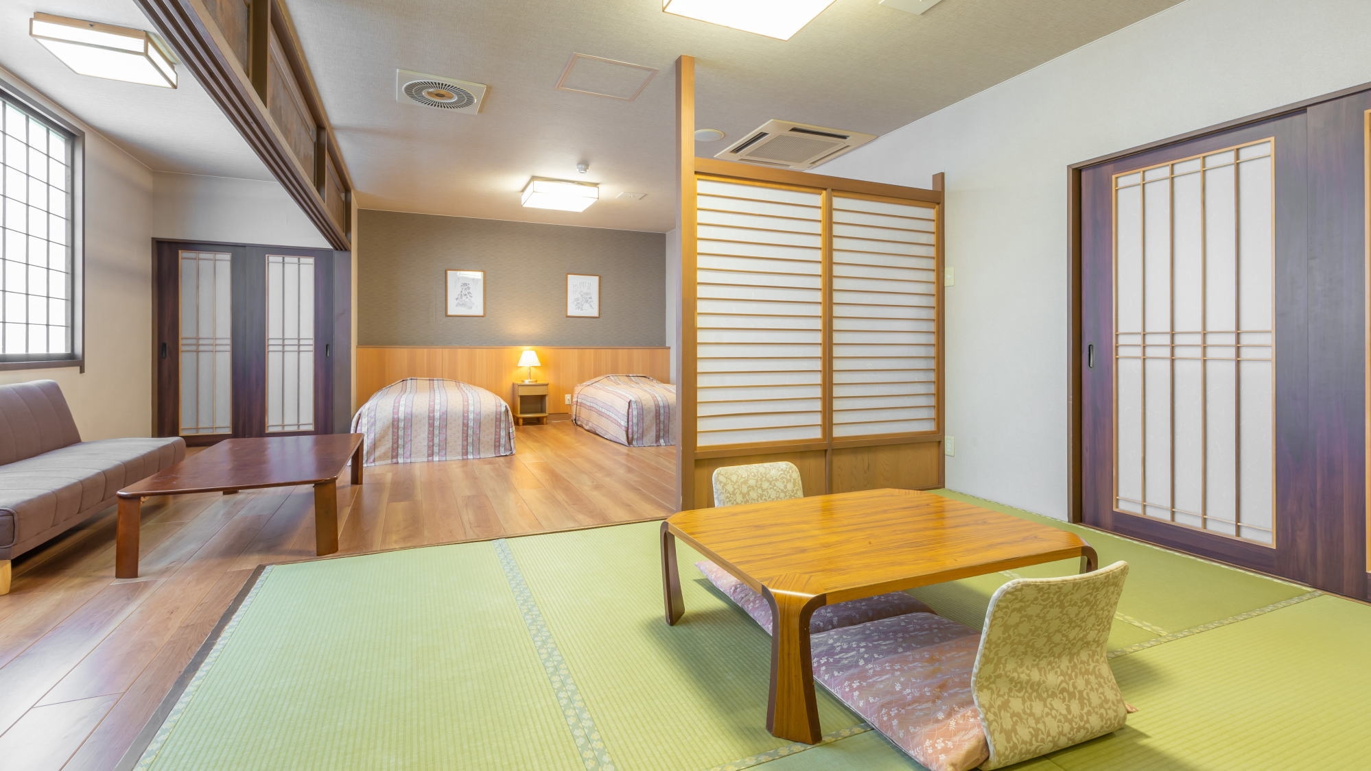【동관 화양실】트윈 침대가 있는 플로어링과 일본식 객실 8 다다미를 조합한 객실입니다.