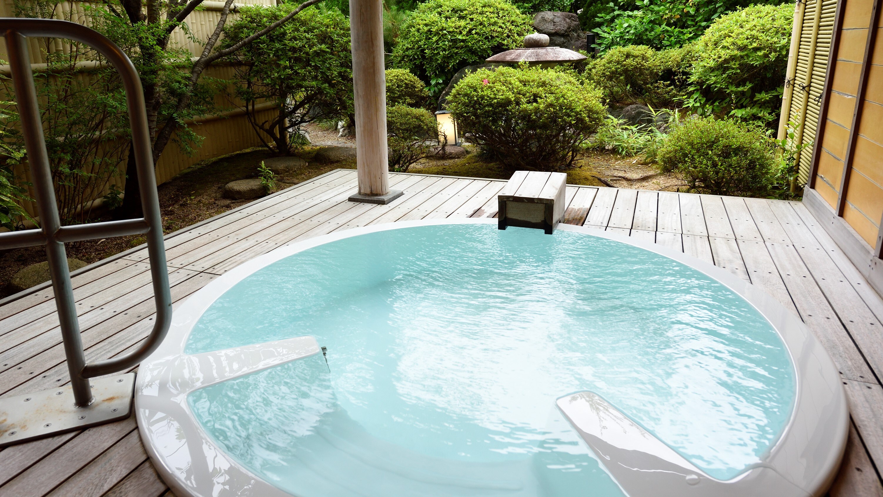 [Main building] Spend a relaxing time in the open-air bath in the guest room with 8 tatami mats.
