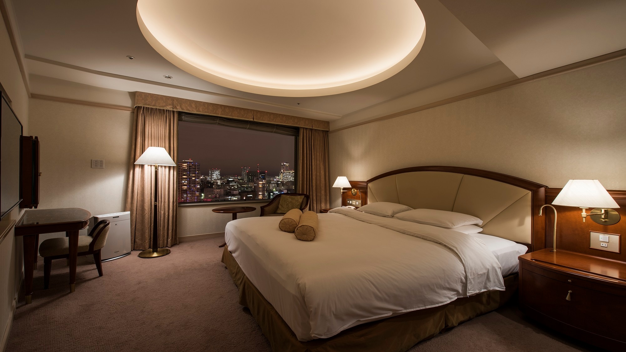 [Suite Room (63㎡)] Enjoy the night view of Sapporo from a spacious room on the Royal Floor (22nd to 27th floors).