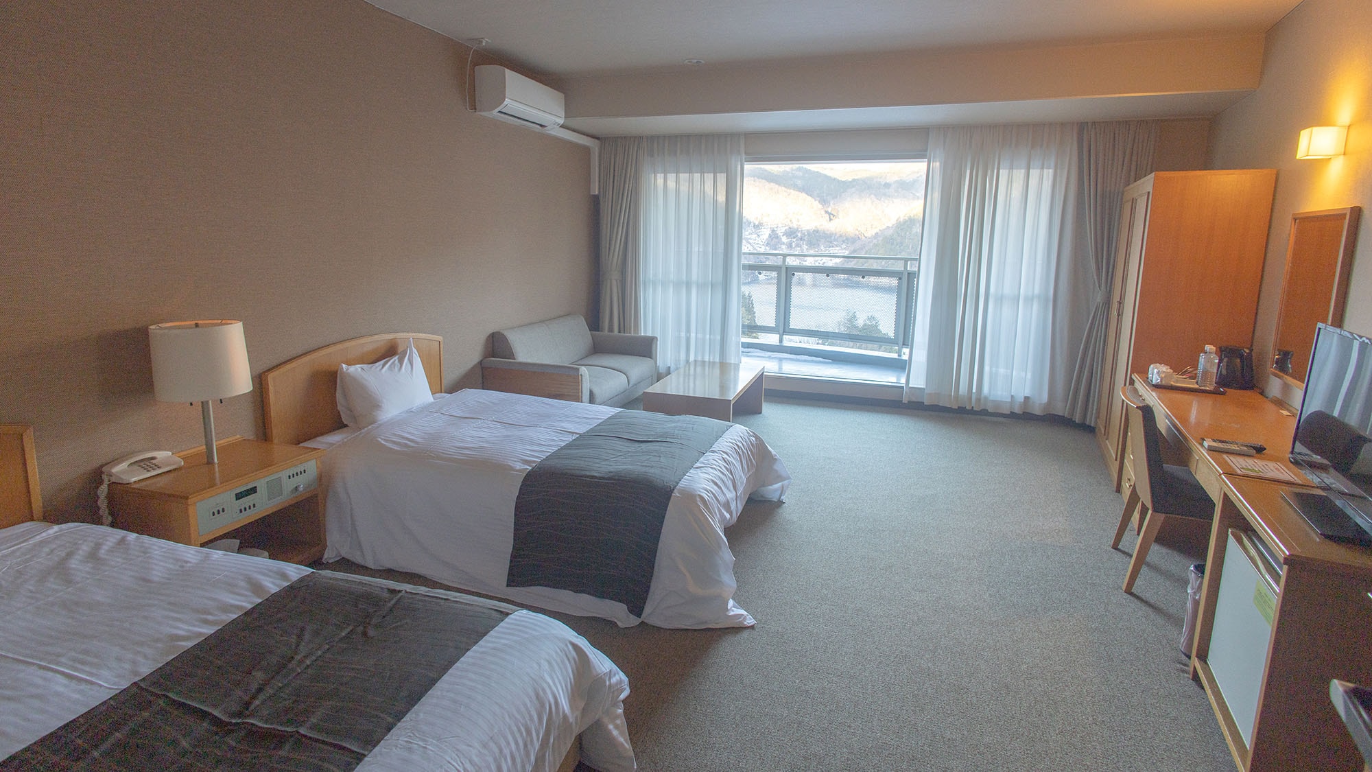 ・[Twin/Dam View] Spacious enough for two guests. Enjoy a relaxing vacation in body and mind.