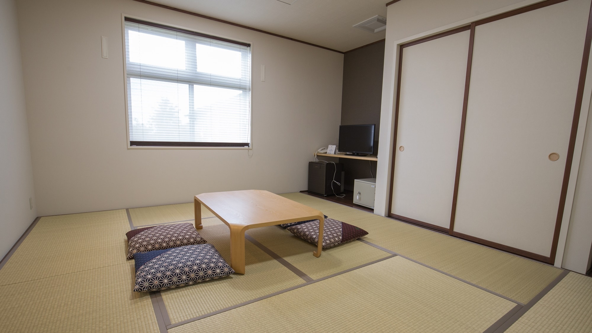 *Example of a Japanese-style room/10 tatami mats, accommodating up to 4 people