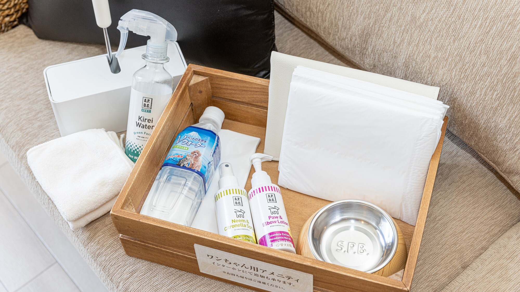 ห้องพักทุกห้องมีสิ่งอำนวยความสะดวกมากมาย เช่น อุปกรณ์รับประทานอาหารและที่โกยผง