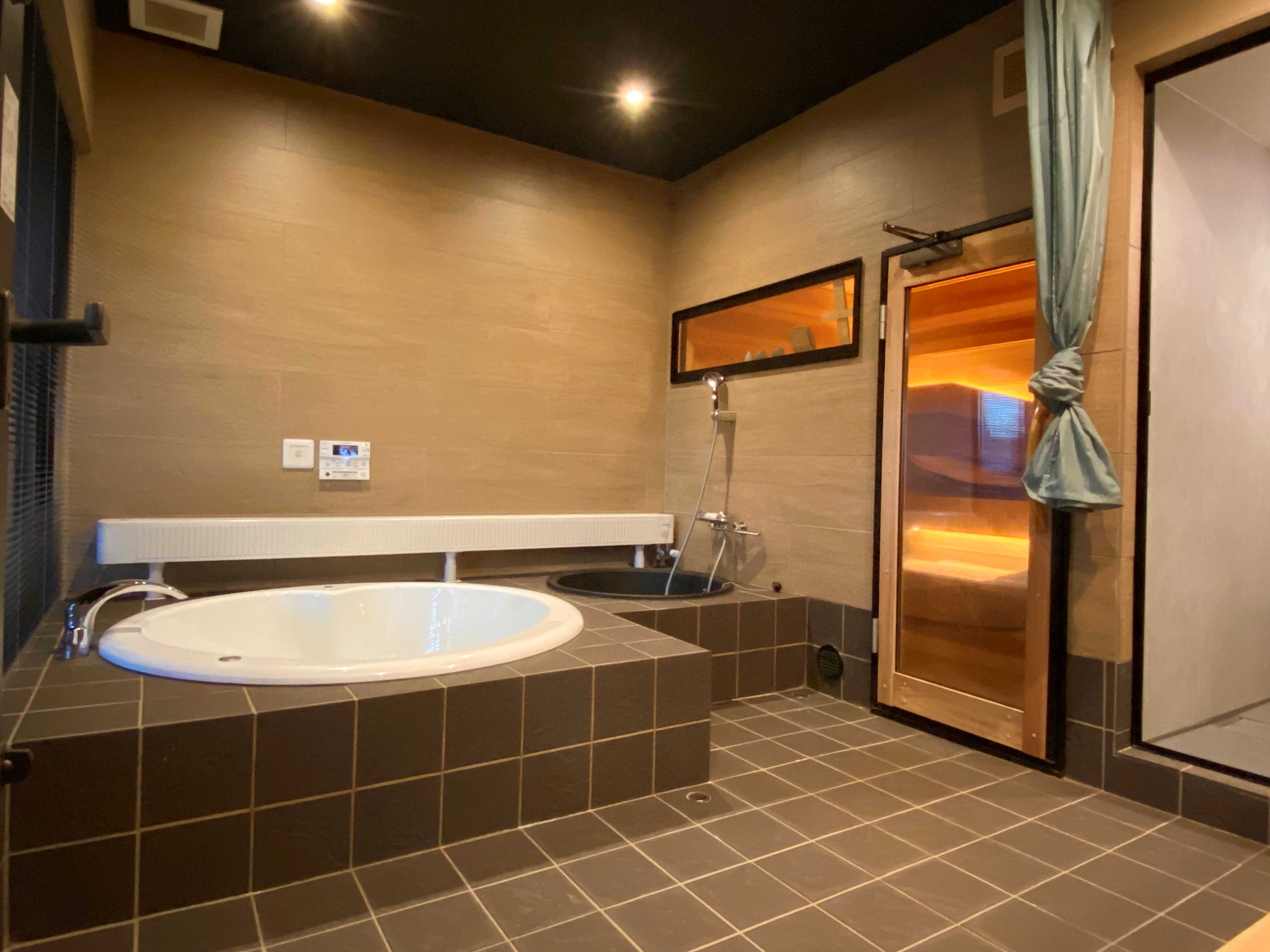 Honors Hill 23 Jacuzzi Room