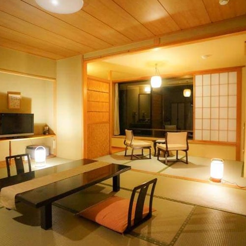 [East Building 4F, observation room 12 tatami mats] All 2 rooms. From the large window, you can see the best seasonal scenery of Ikaho.