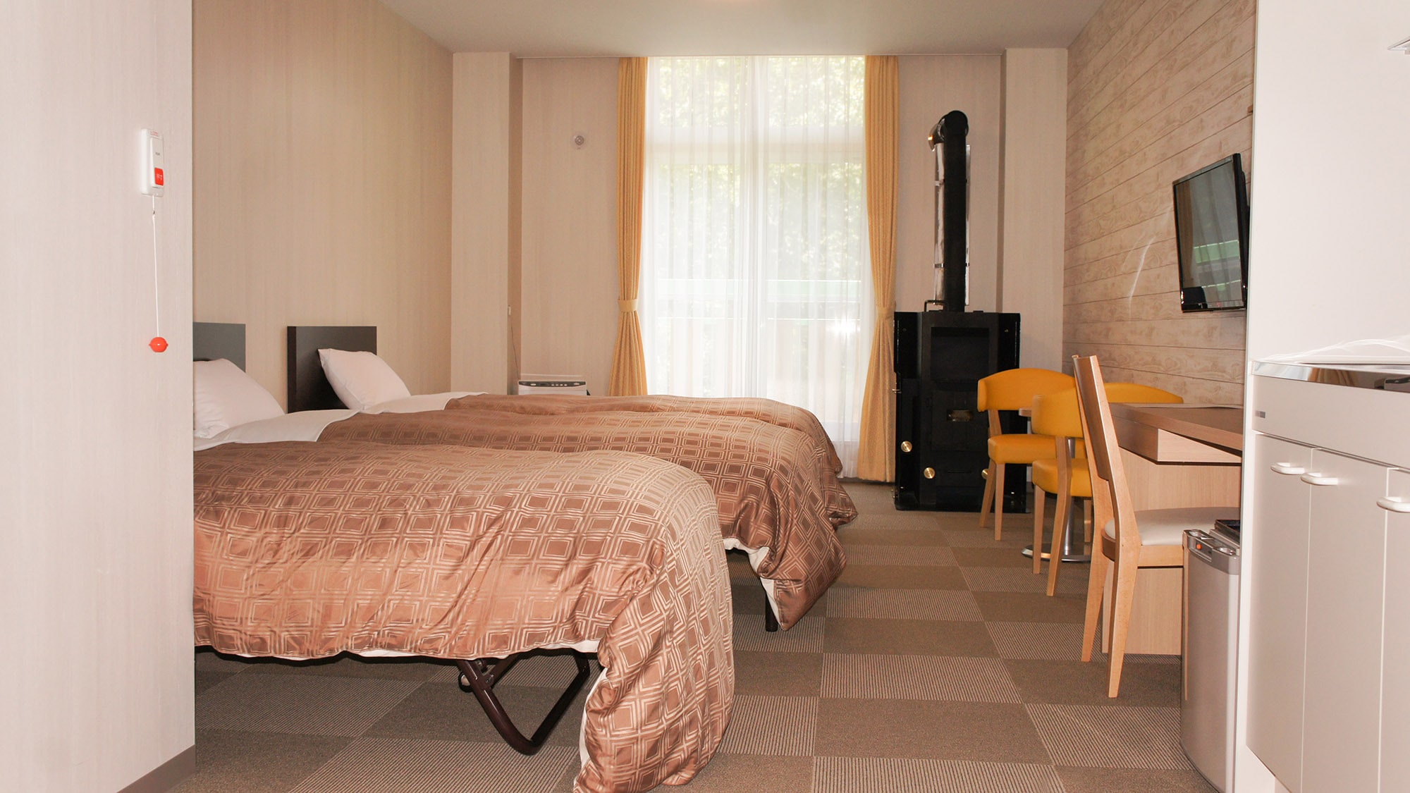 ・[Guest room (family)] Up to 4 people can be accommodated by adding an extra bed.