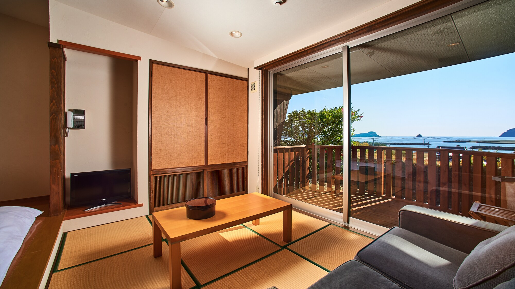 Guest room / Kamome in the hill annex with a view of the sea] A room with a hideaway and calm atmosphere.