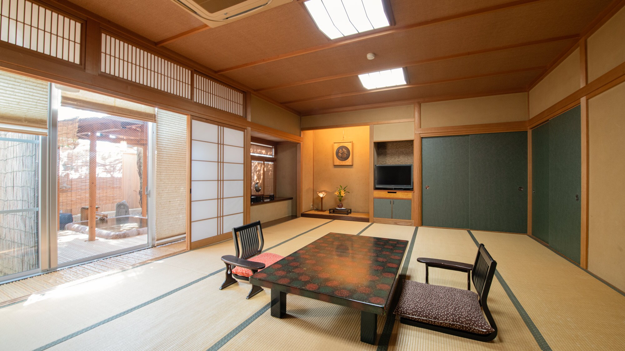 [Nagomi] Guest room with open-air bath (20 tatami mats + tea room)