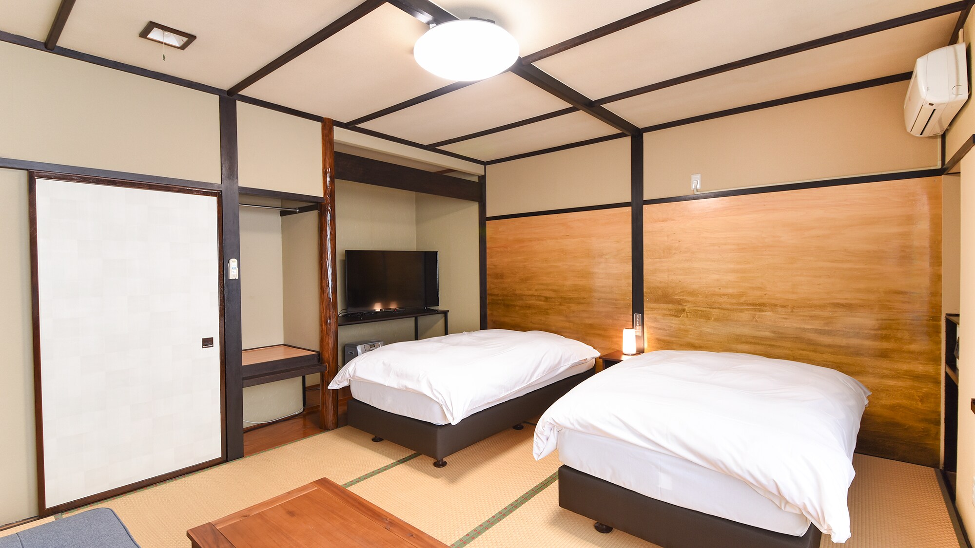 [Bedroom] A 10-tatami Japanese-Western style room with two single beds. Recommended for couples.
