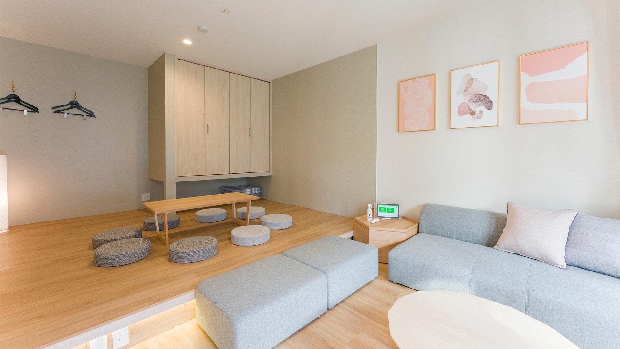 [Example of guest room with a capacity of 8 people]