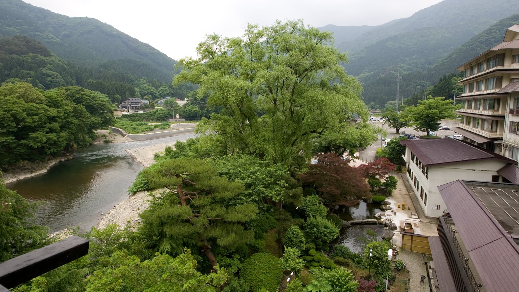 ◇ There is an inn alongside the gentle clear stream