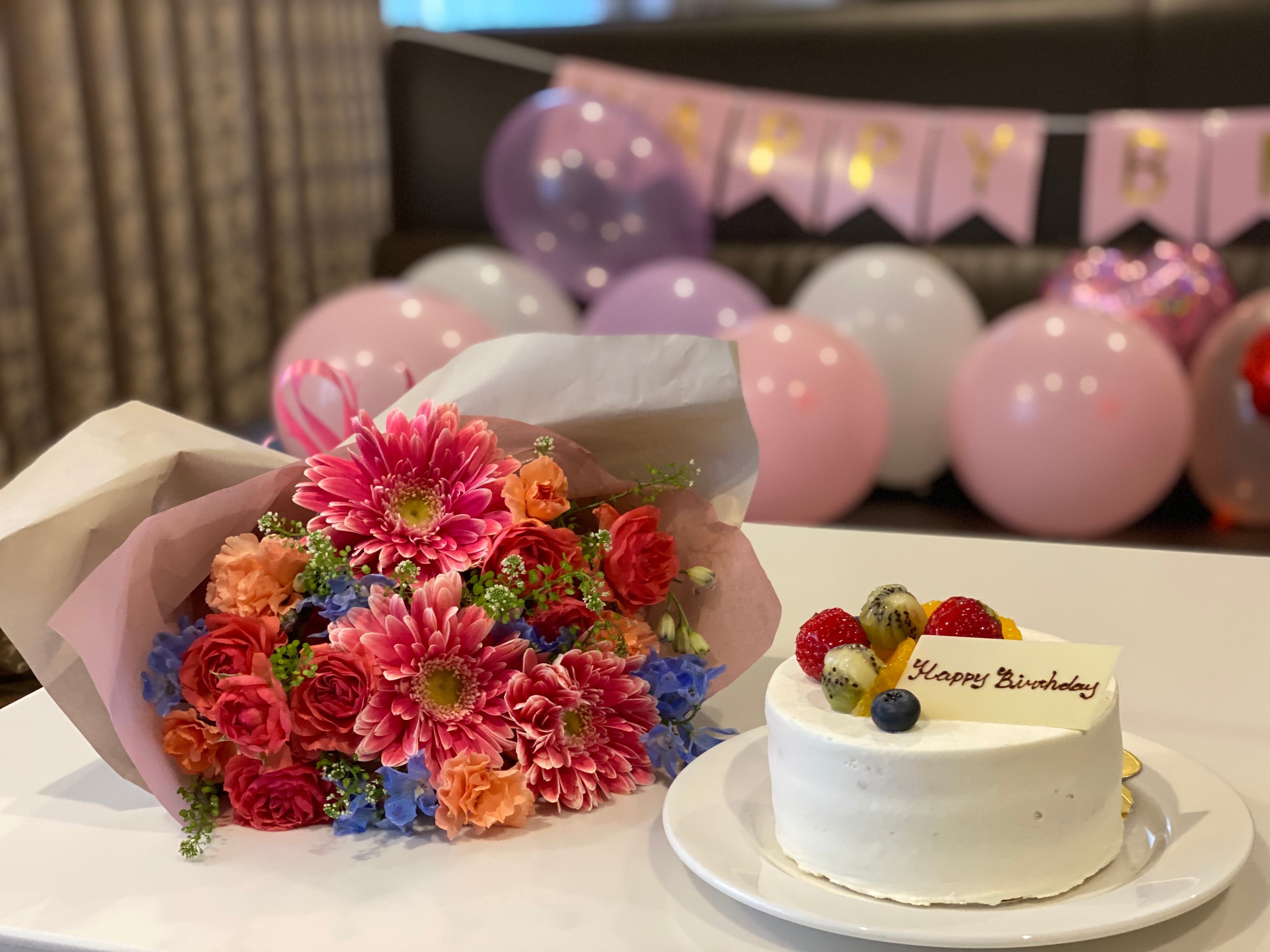Bunga, kue dan balon