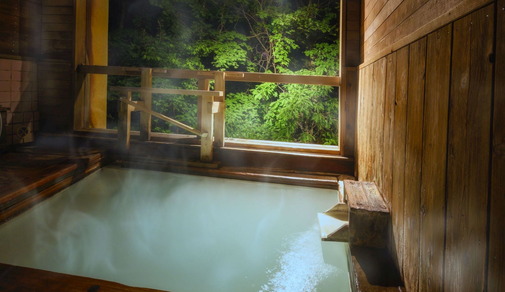 [Zao Onsen source water flowing directly from the source, Kamoshika Asobi no Yu (indoor bath)] - A wooden bathtub with a traditional hot spring atmosphere