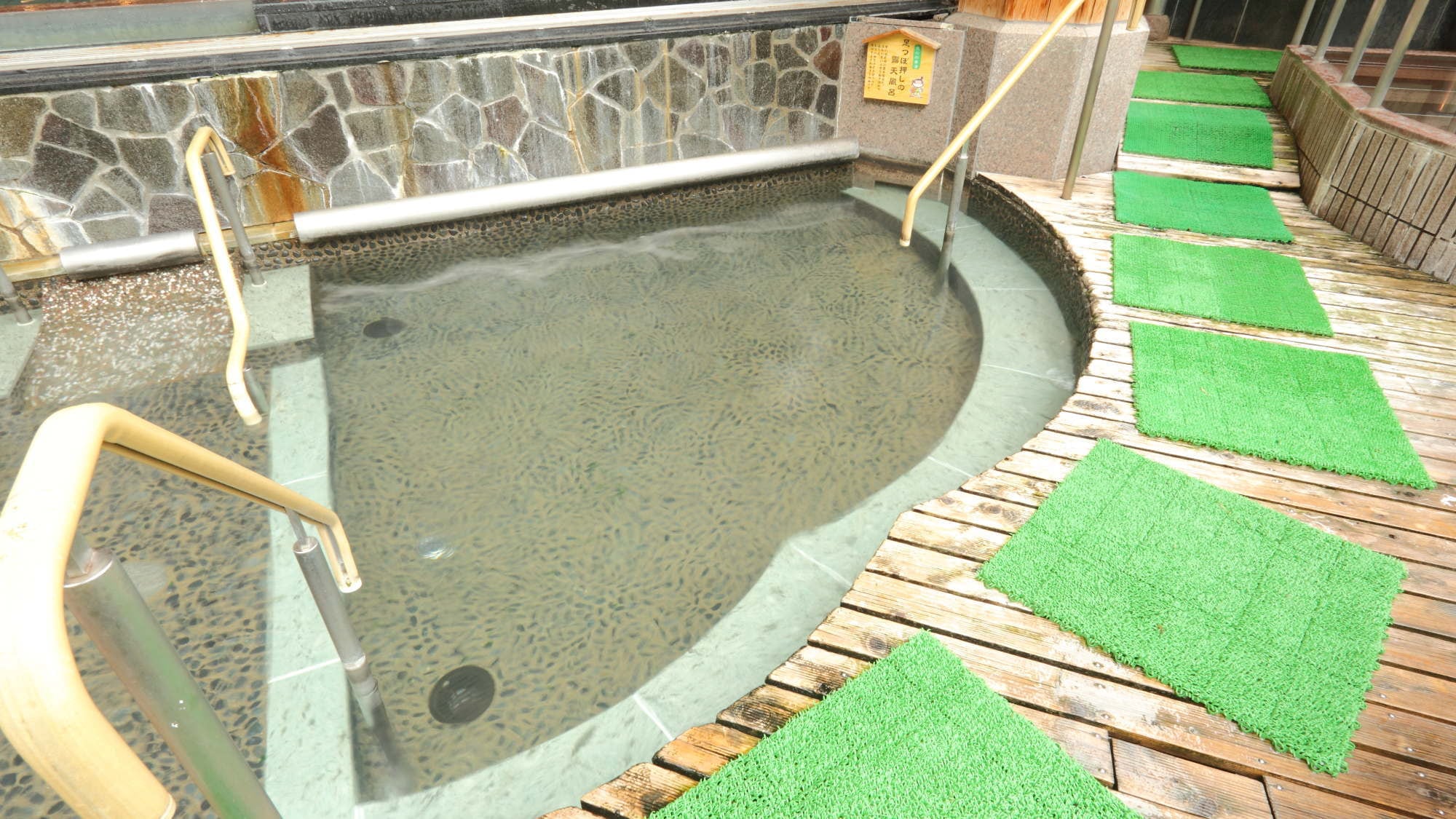  [Sato no Yu] You can enjoy unusual baths such as "Hugging stone" and "Bun steamed bun".