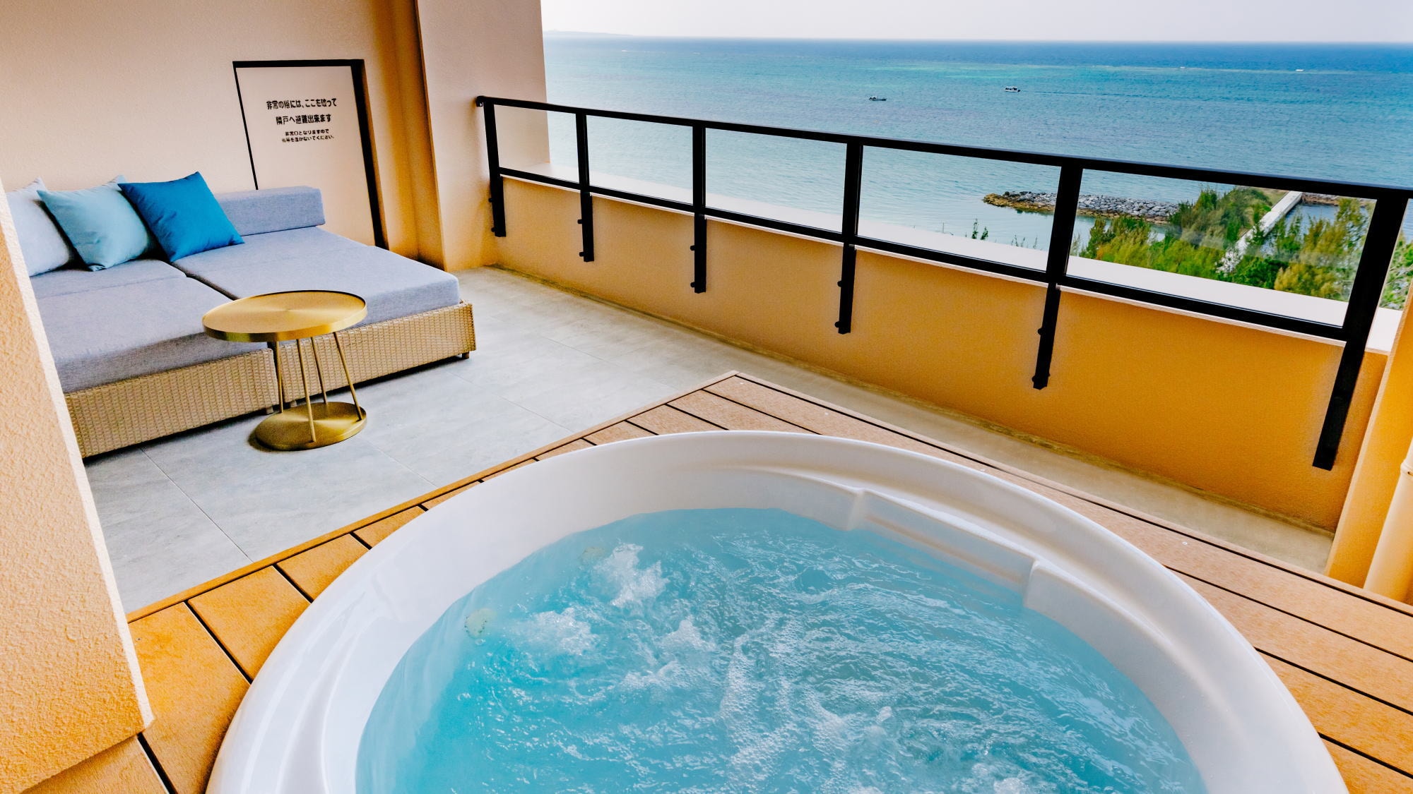 [Guest rooms] All rooms have outdoor jetted baths (cold and hot water available) *The image shows the Ocean Terrace Deluxe.