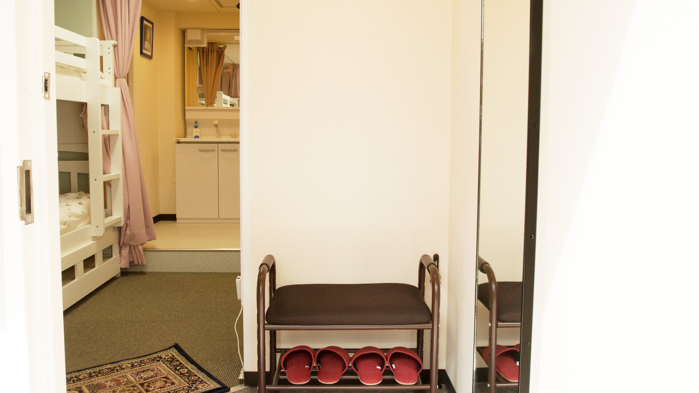 Entrance (twin room)