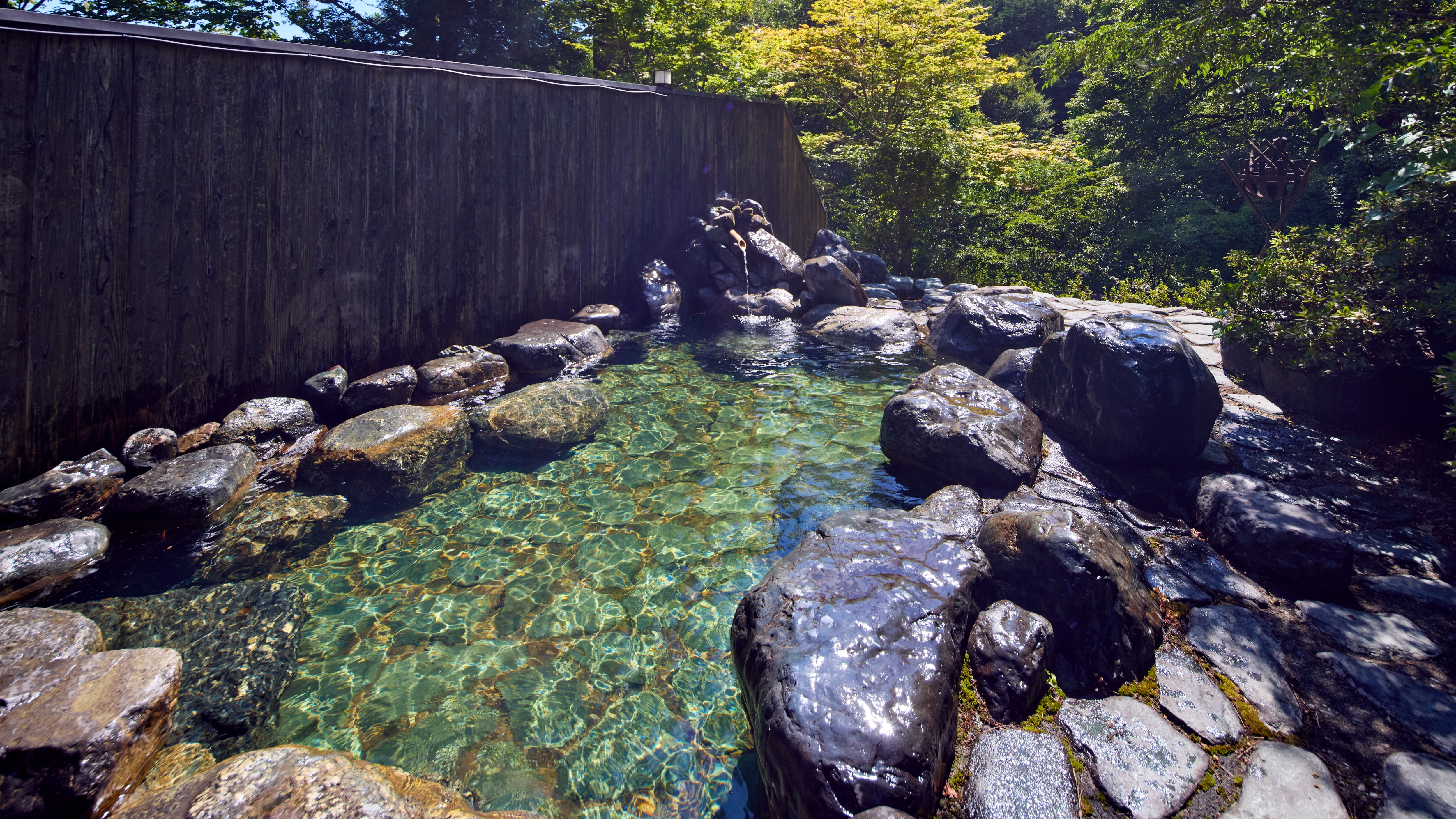 [Sanki no Yu] Open-air bath (women). Treat yourself to a relaxing soak in the natural hot springs of Mt. Akagi as a reward for all your hard work.